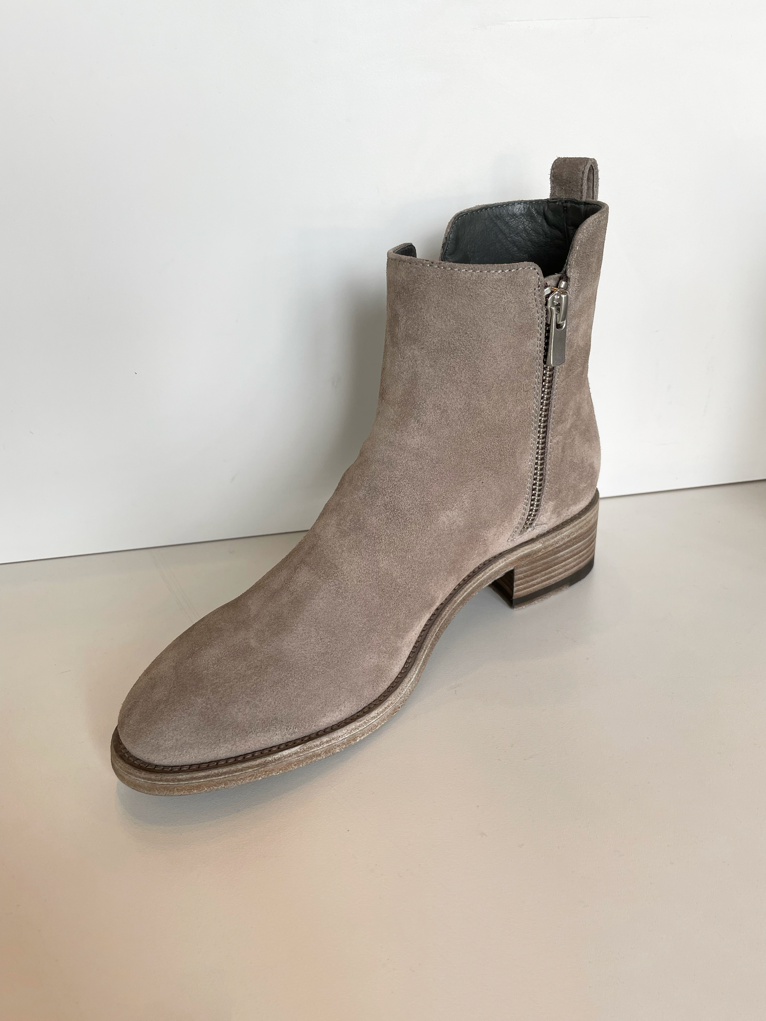 OfficineCreative_Seline_SuedeAnkleBoot_Quartz_SELINE_031_DeborahKents_9.png