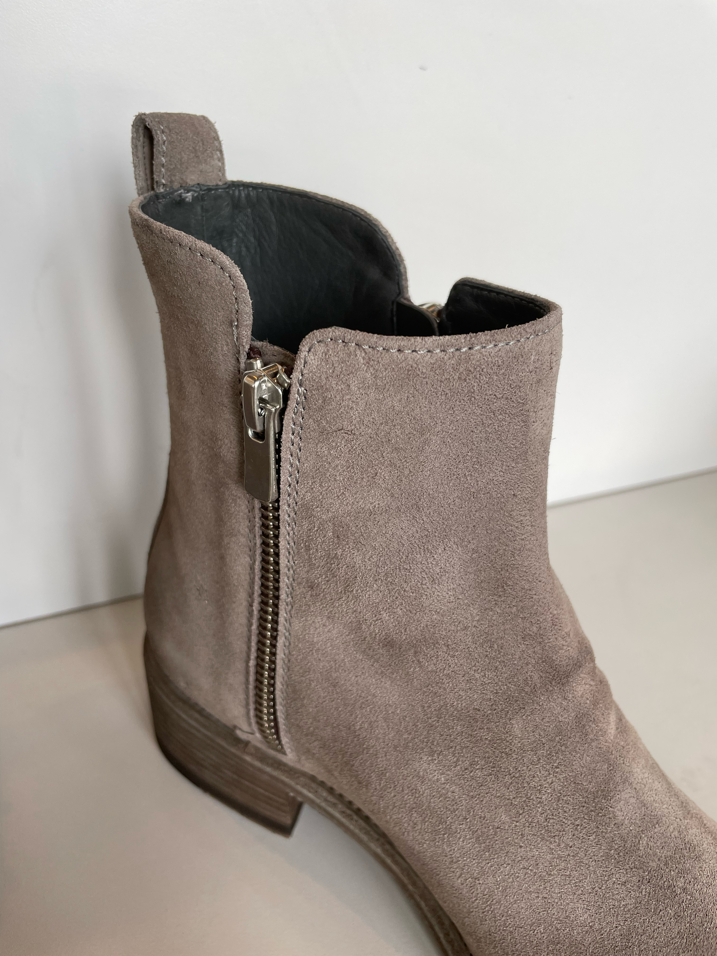 OfficineCreative_Seline_SuedeAnkleBoot_Quartz_SELINE_031_DeborahKents_3.png