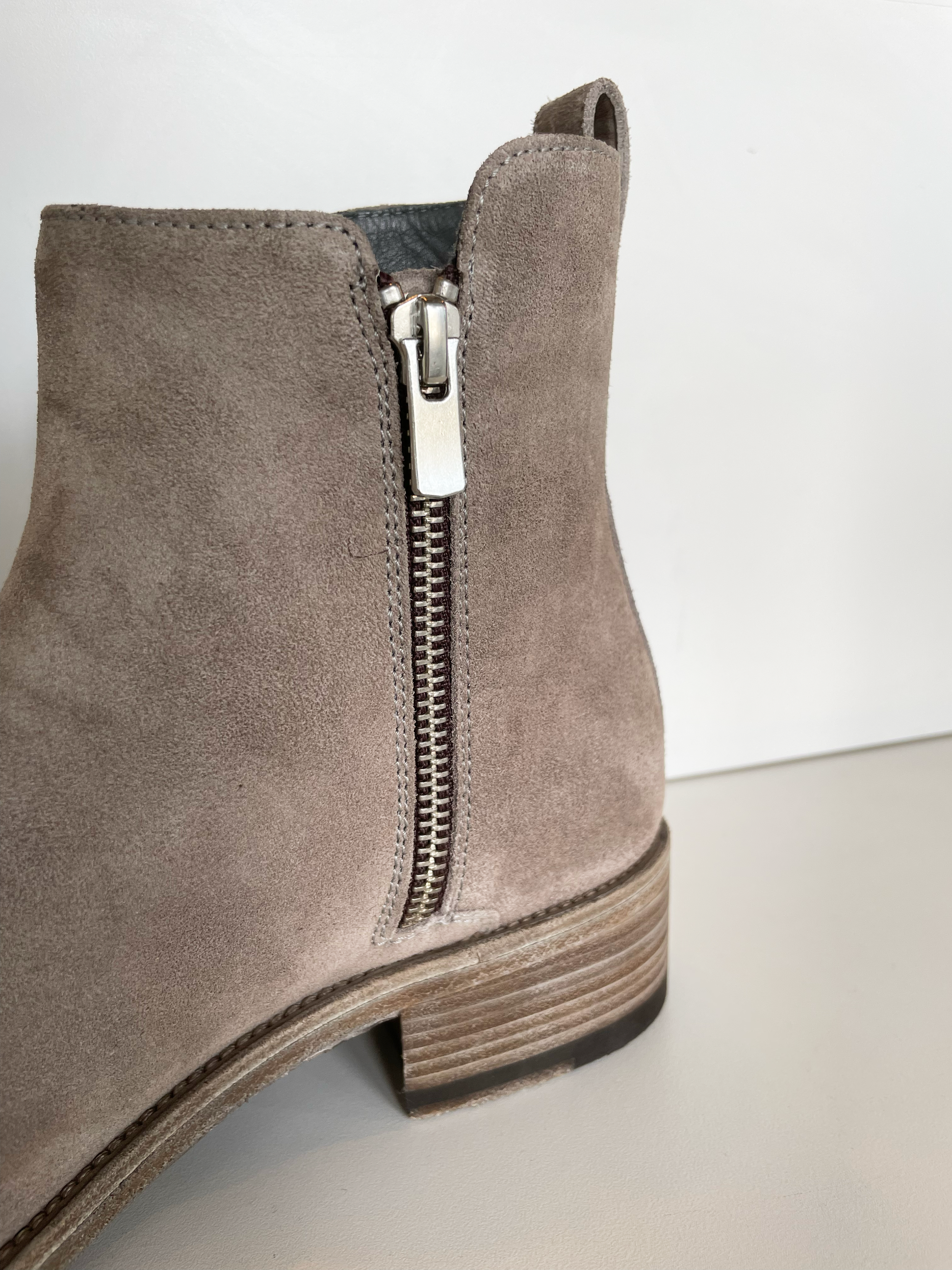OfficineCreative_Seline_SuedeAnkleBoot_Quartz_SELINE_031_DeborahKents_5.png