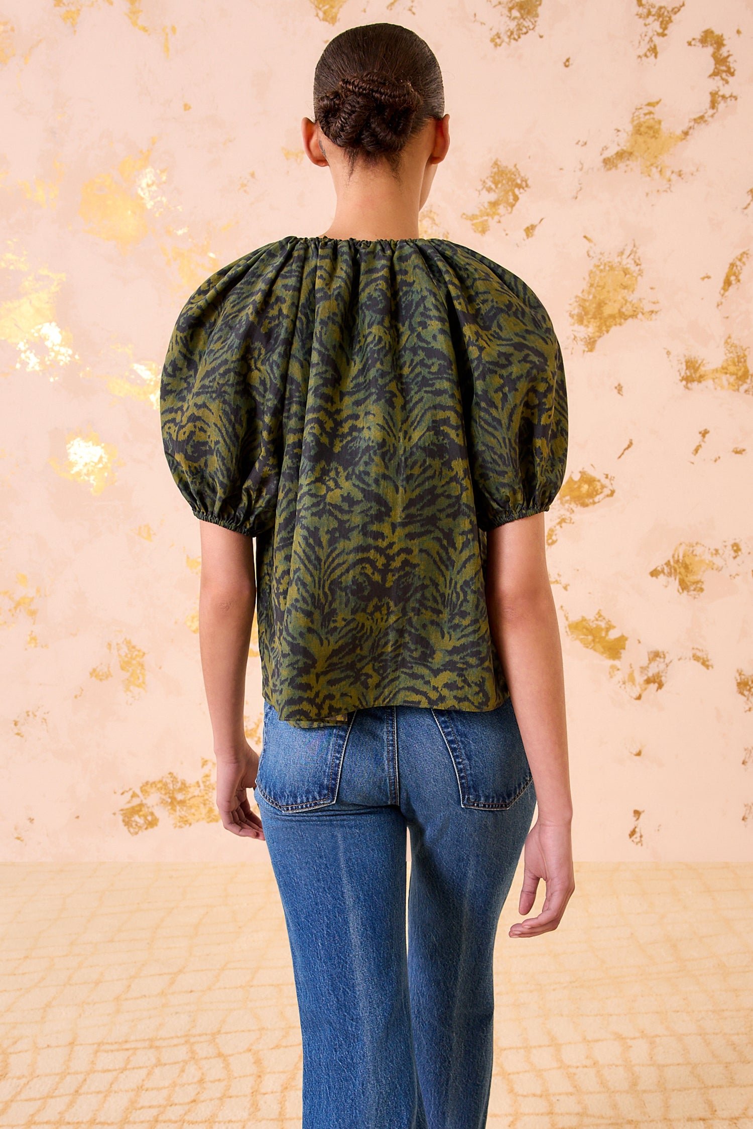 ULLAJOHNSON_TalieSilkShortSleeveBlouse_DESERTJASPER_FA250215_04.jpeg