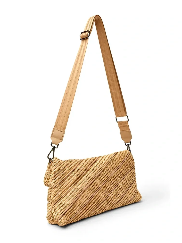 Spring__0001_EmbraceClutch_Raffia_3.webp