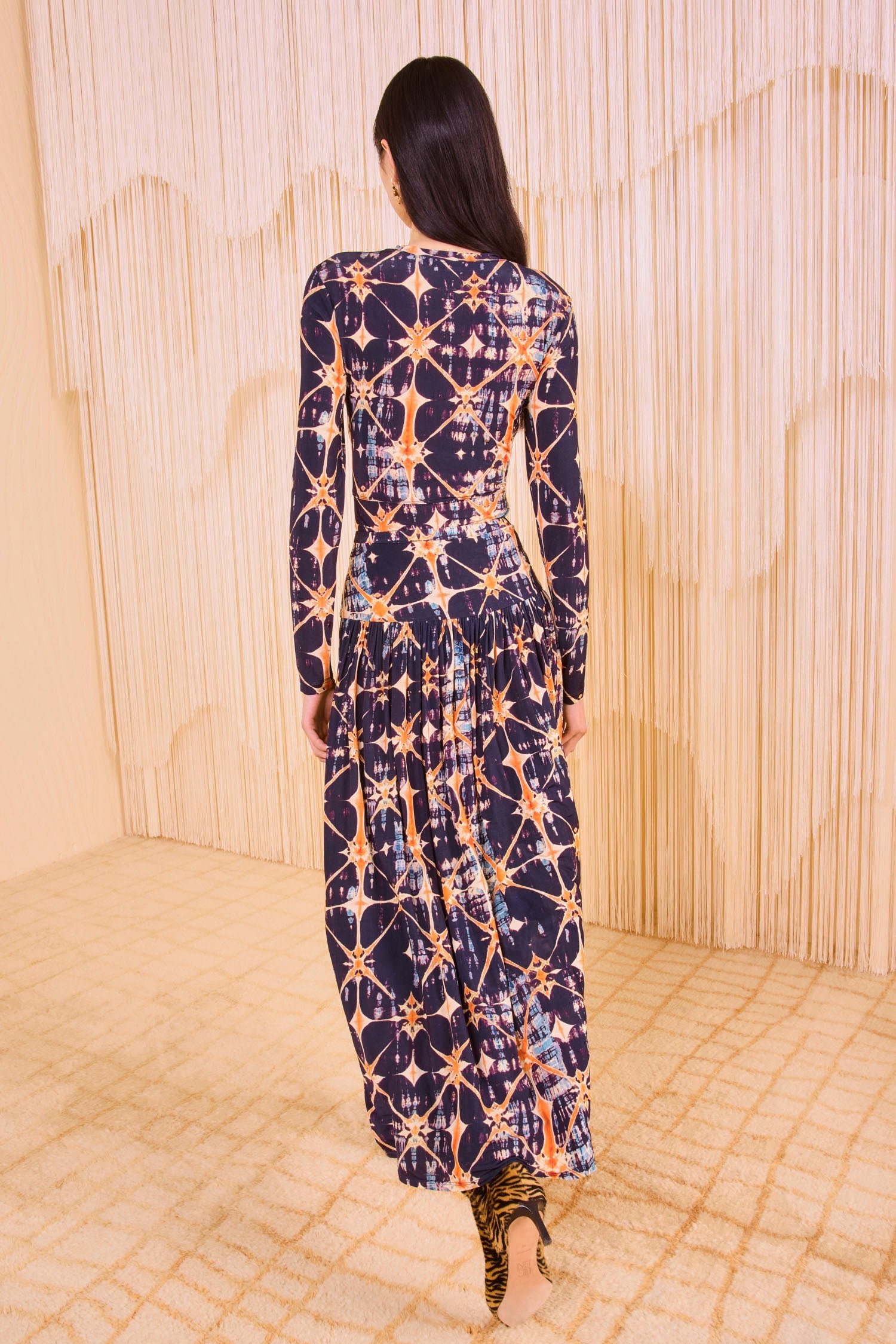 ULLAJOHNSON_BlanchePullOnMidiSkirt_PHOENIX_PF250821_04_v4_387b4c66-13ec-4641-9cc5-e6c7cb8b565b.jpeg