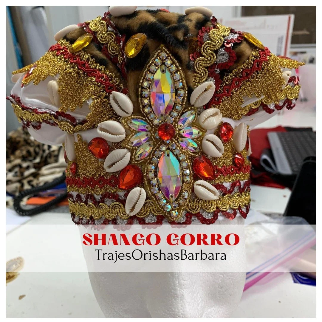 SHANGO Majestic/Gorro de santo/Orisha/:Gorro en satín brocado “Rhinestones”, con apliques de cristal, piedras decorativas, y caracoles.