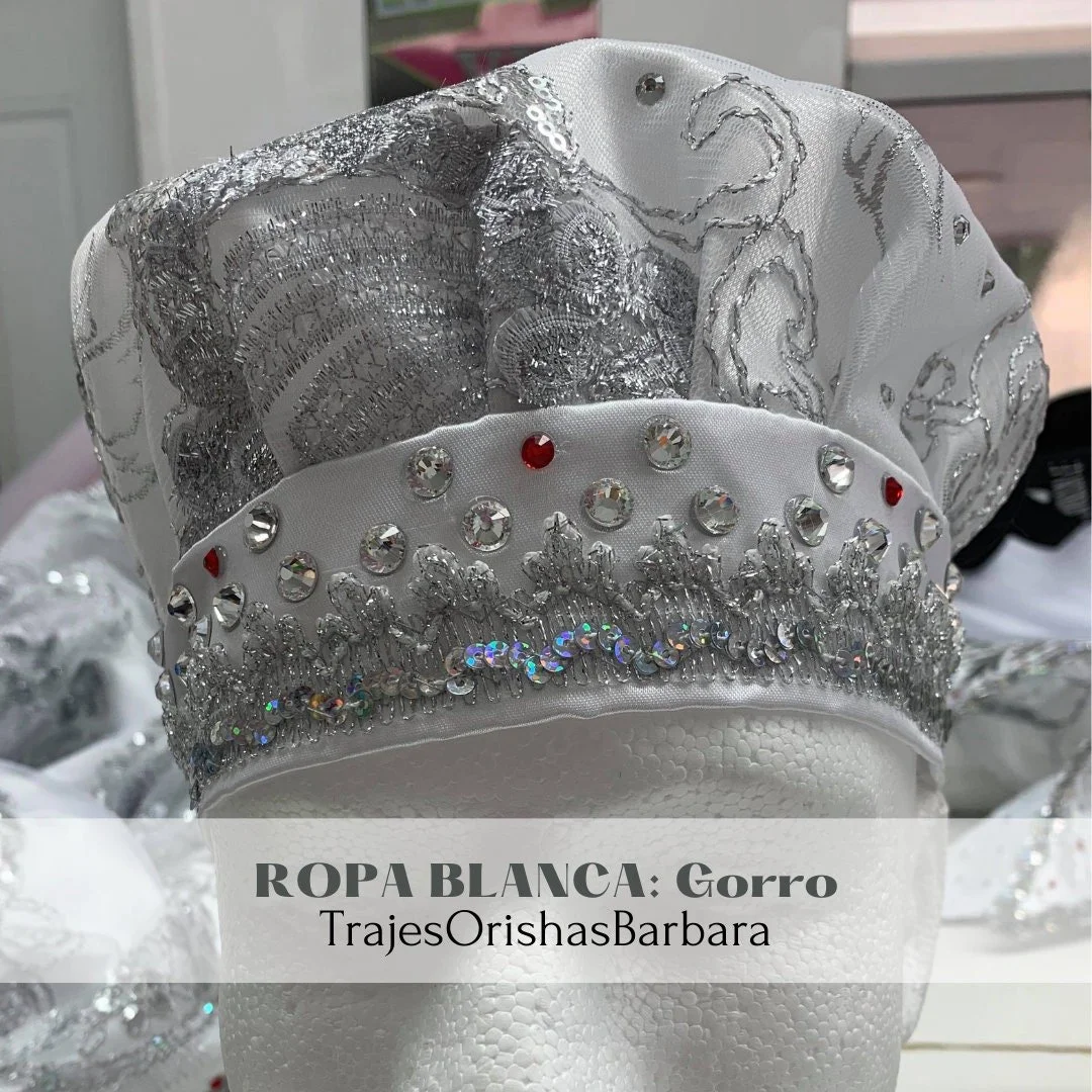 ROPA BLANCA/Gorros Orisha/Gorro de satín blanco con dibujos por sublimación/ Cintas bordadas, pedrería de fantasía y encaje/Ajustables/Miami