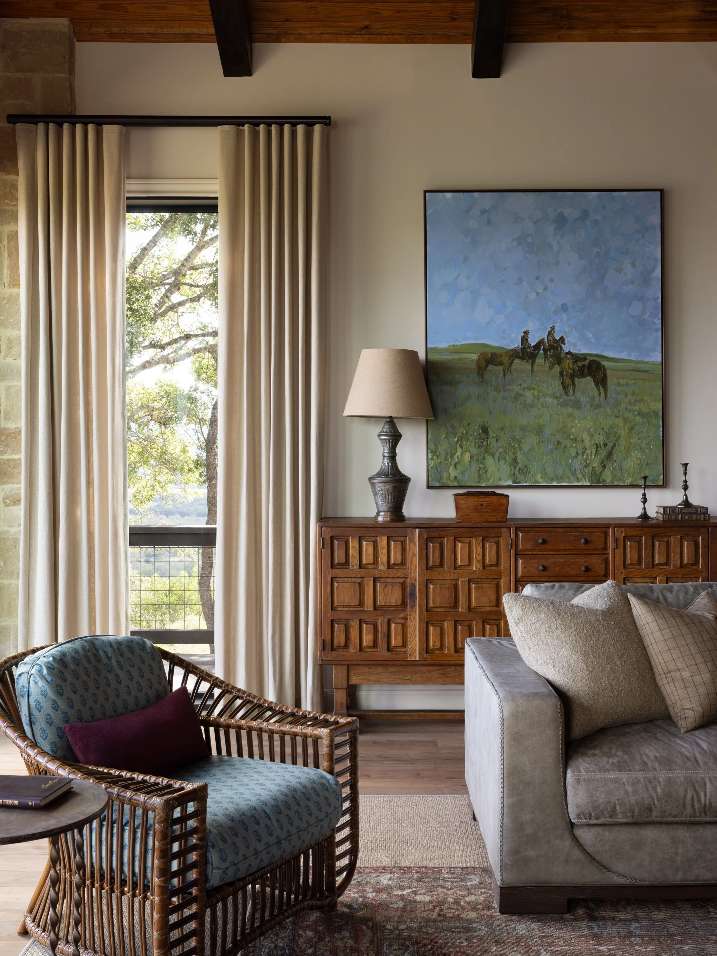 01-living-room-oversized-horse.jpg