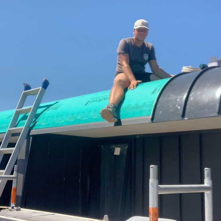 The team have done an amazing job tackling this curved section of standing seam roof at our Vaucluse job. 
#roofer #roof #cladding #standingseam #craftsmanship #curved #curves #blacklabelroofing