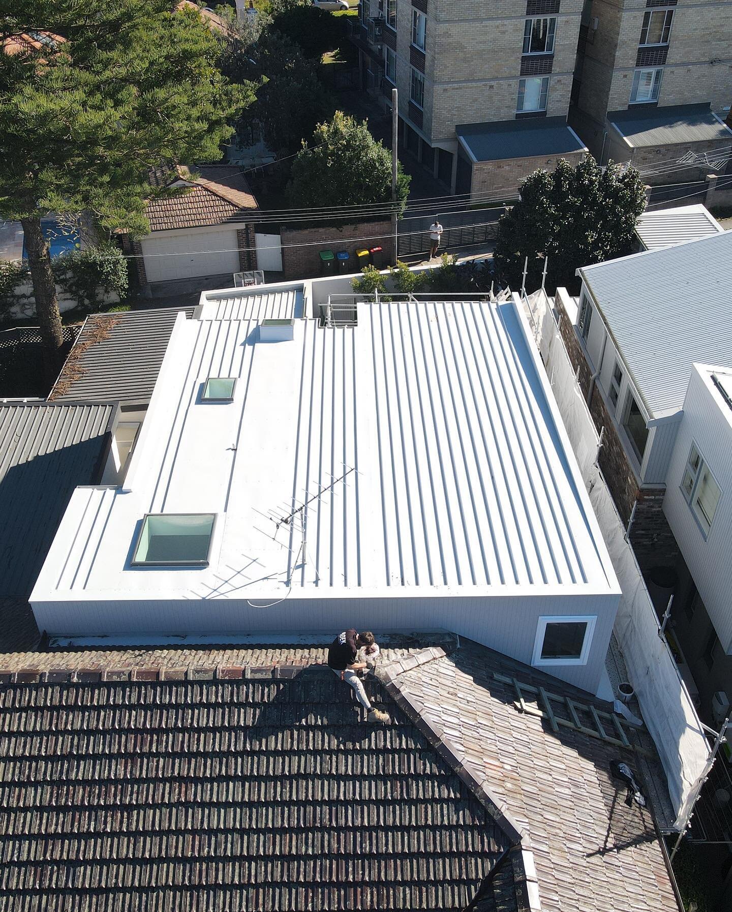 Another quality project completed for @hoekprojects .
This roof features @lysaght_au kliplok 700 in Shale grey and 3 @veluxaustralia skylights.
#roof #roofer #roofing #construction #skylight #kliplok #gutter #colorbond #blacklabelroofing