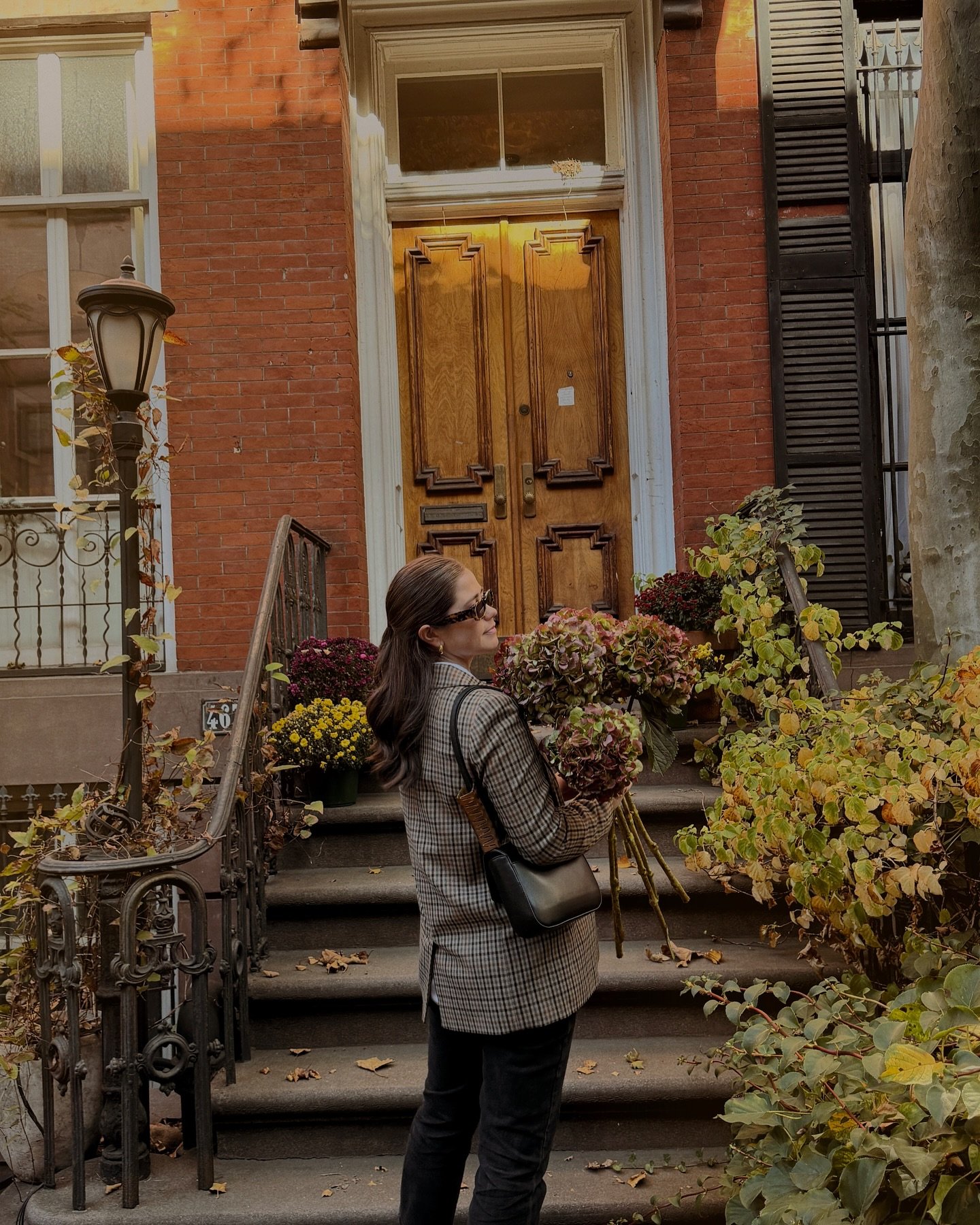 It&rsquo;s brownstone stoop season 🍁🍂
