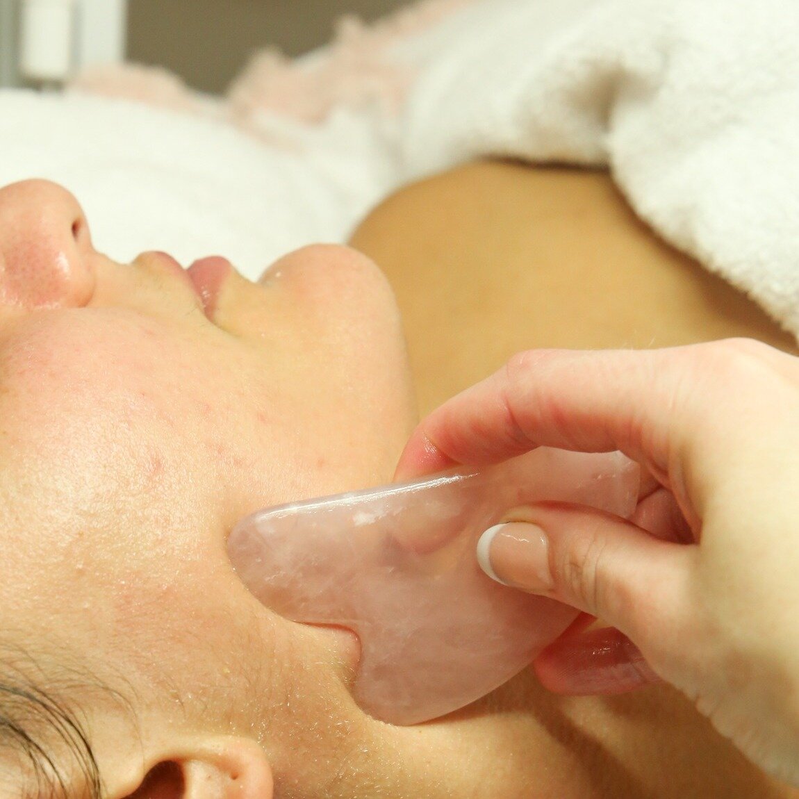 Did you know that facial massage can help promote healthy, glowing skin? Not only does it feel amazing, but it can also boost circulation, reduce puffiness, and improve lymphatic drainage. At Skindulge , we offer a range of facial massages that are t
