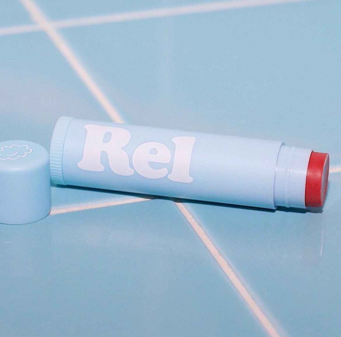 Keeping it Rel. The lip-balm.com (okay it&rsquo;s actually relbeauty.com)! Only the good stuff ingredients, vegan formula, environmentally friendly packaging&hellip;need we say more? Trust us, your lips will thank you later 😘

📷: @relbeauty