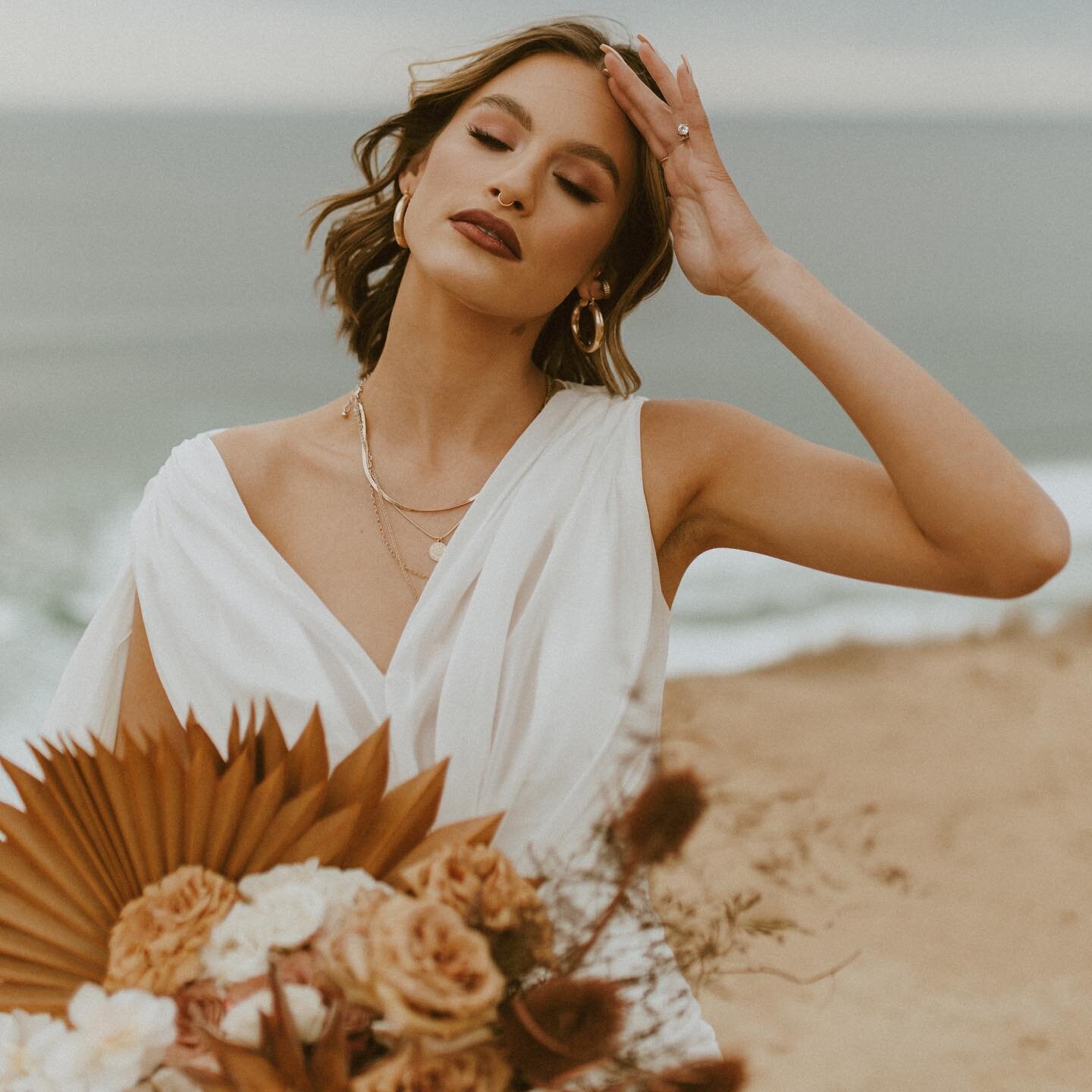 I will never get over these photos,  One of my favorite makeup looks 🤍

Photographer: @aysia.lanae 
Model: @kaceesantana 
Dress: @reevbridal 
Florals: @wyld_blooms 
Hair: @kaelynchristine.hair 
Makeup: @mualaciexo
Retreat: @roamersworkshop 
.
.
.
.
