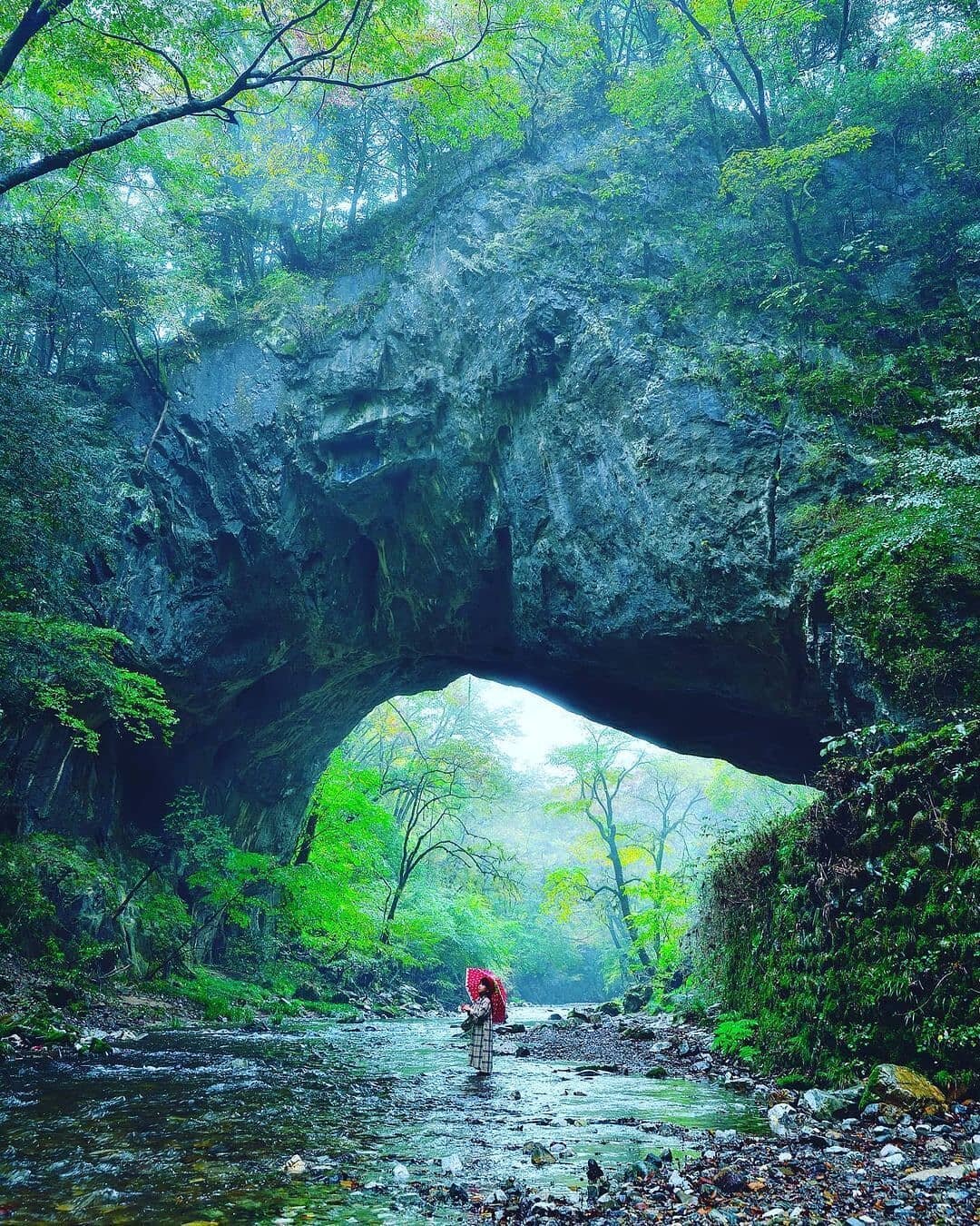 From your kominka holiday house in Shobara visit Taishakukyo Gorge, a quasi-national park with hiking trails. This 18 km long valley is in the center of the Chugoku Mountains. Walk your way to this huge natural rock formation called Onbashi Bridge. W