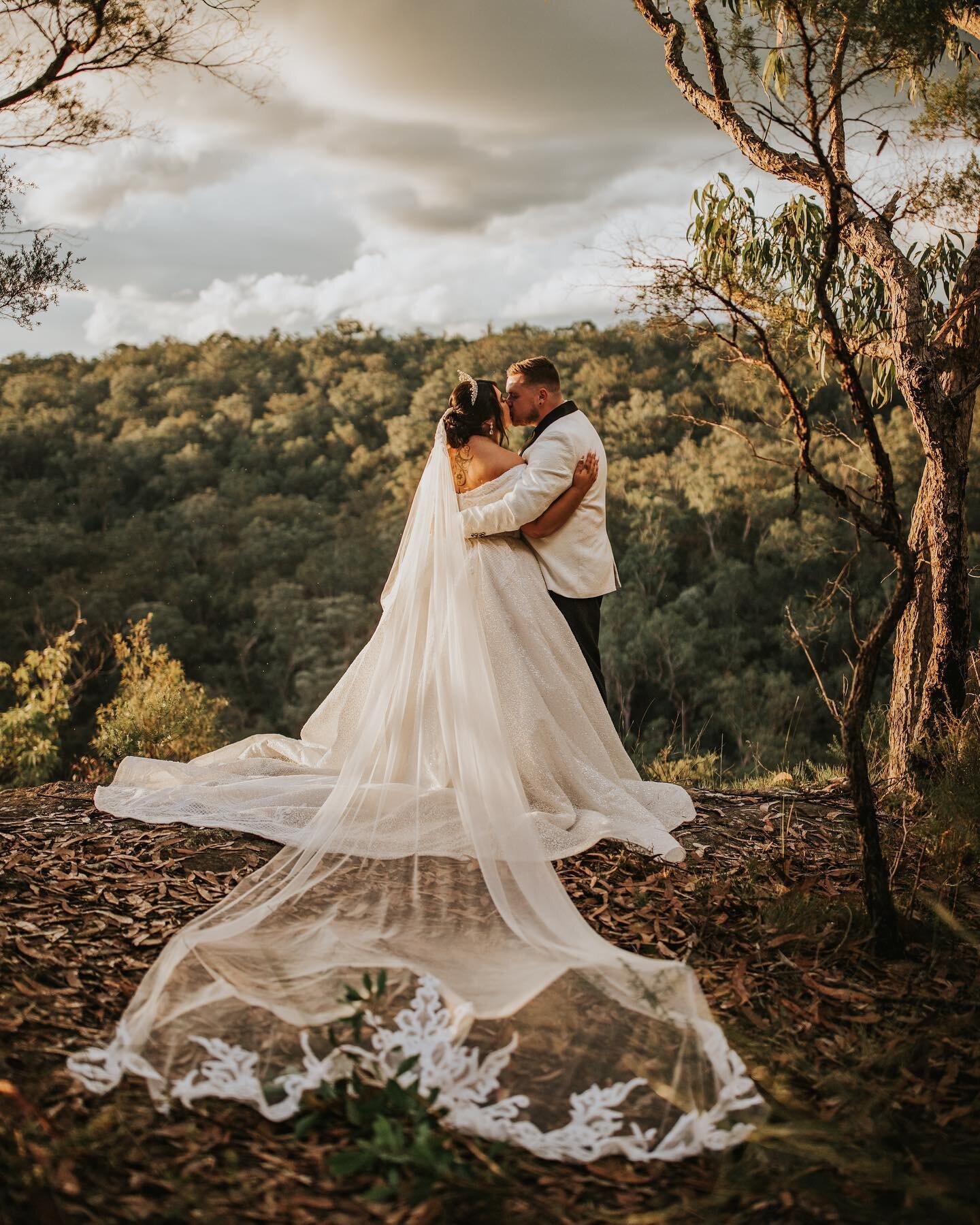 Private property weddings mean hidden gems that no other couples have ever had wedding photos taken at. Magic !!! It also means things get pretty wild later on haha 😂 

Congratulations @katiemareeritchie and @kurtritchie

#sydneywedding #sydneyweddi