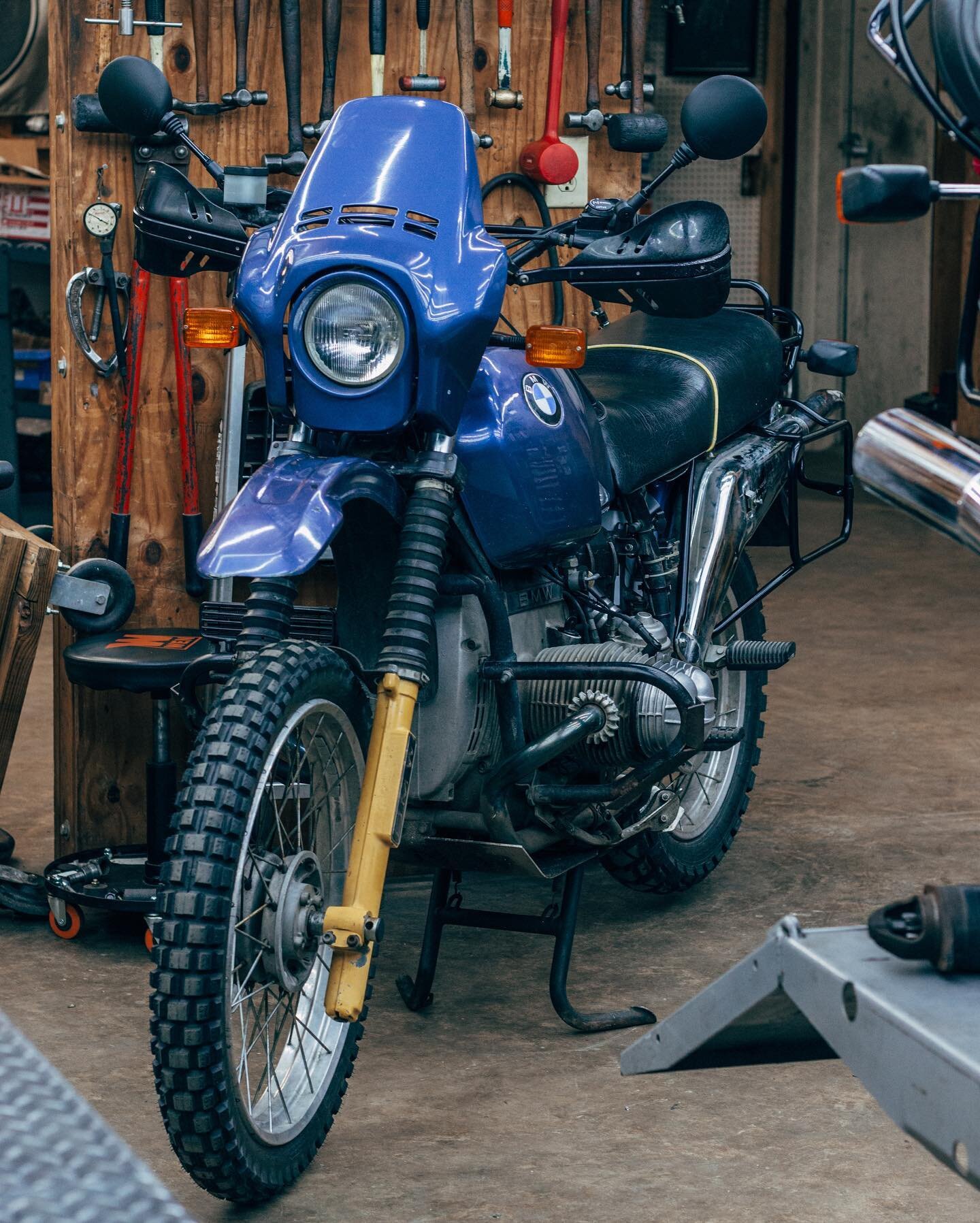 Powder coated the subframe and luggage racks black, took off the fairing and painted the inside black. It was like a bluish primer color. Bumped the handlebars back and up with some ROX risers ....
#bmwairhead #bmwmotorcycle #motorcycle #motorsport #