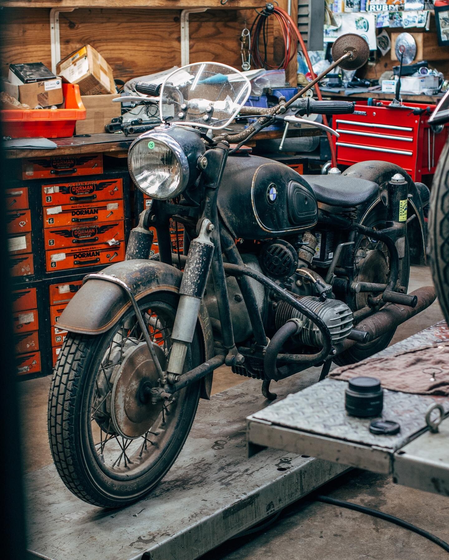 This morning I&rsquo;m changing the oil pan gasket on the R50 Nathan calls &ldquo;the bar bike&rdquo;..
...
....
#bmwairhead #bmwmotorcycle #bmwr50 #bmwr60 #r50 #r69 #r69s #caferacer #motorcycle #motorsport #motorcycles #moto #vintage #vintagemotorcy