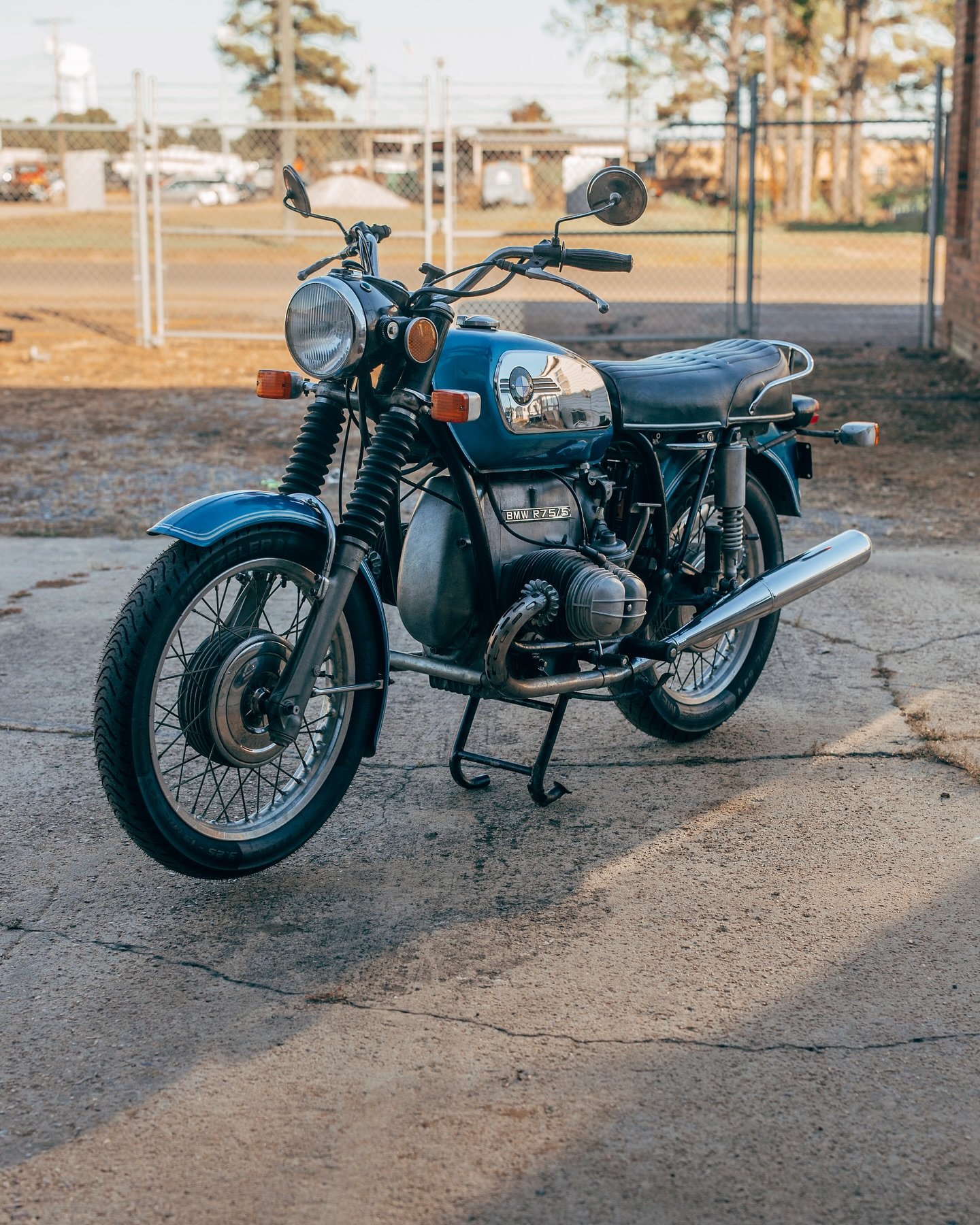 The Chicago R75/5 now with a passenger &ldquo;grab rail&rdquo; bought from euro moto electric.