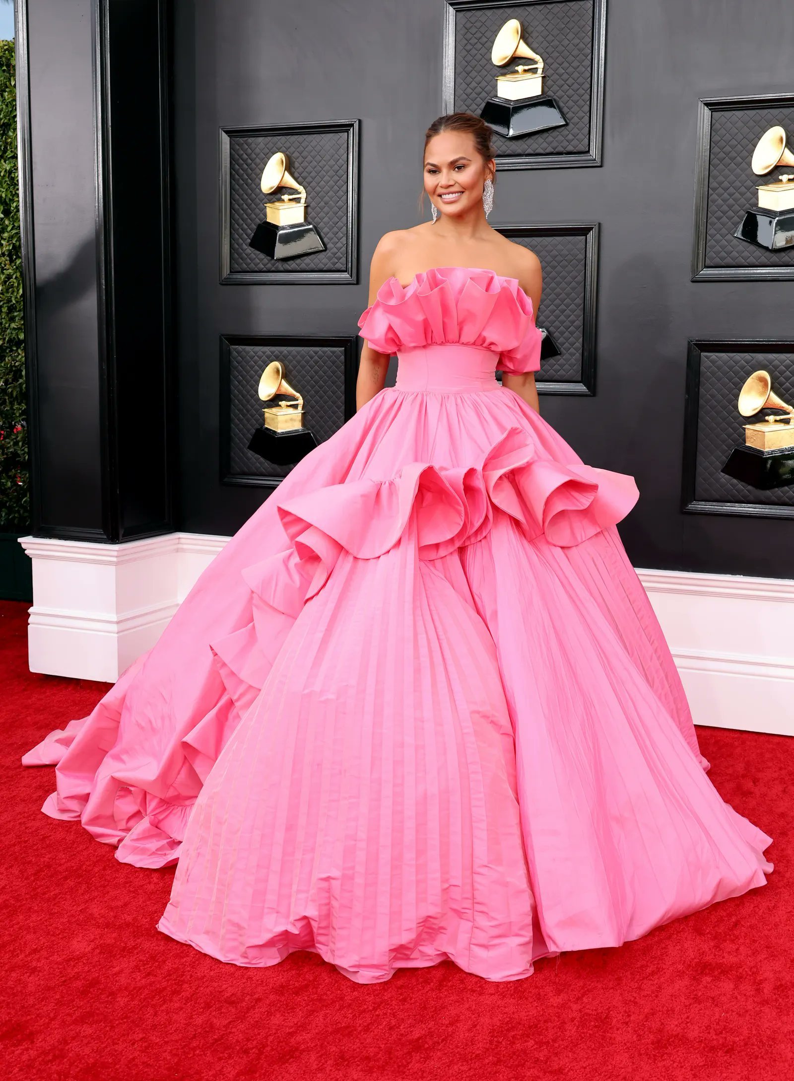 Carrie Underwood Nearly Passed on Her 'Massive' Ballgown for the 2022  Grammy Awards