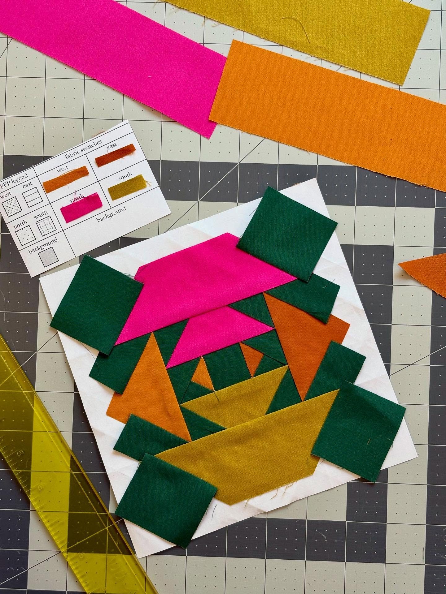 FPP isn&rsquo;t my ✨favorite✨ but when it works it really works. I spent the weekend chasing down some inspiration and hopefully will have a little wall hanging soon. 

Fabrics are @artgalleryfabrics #agfpuresolids 
Pattern is my own FPP design based
