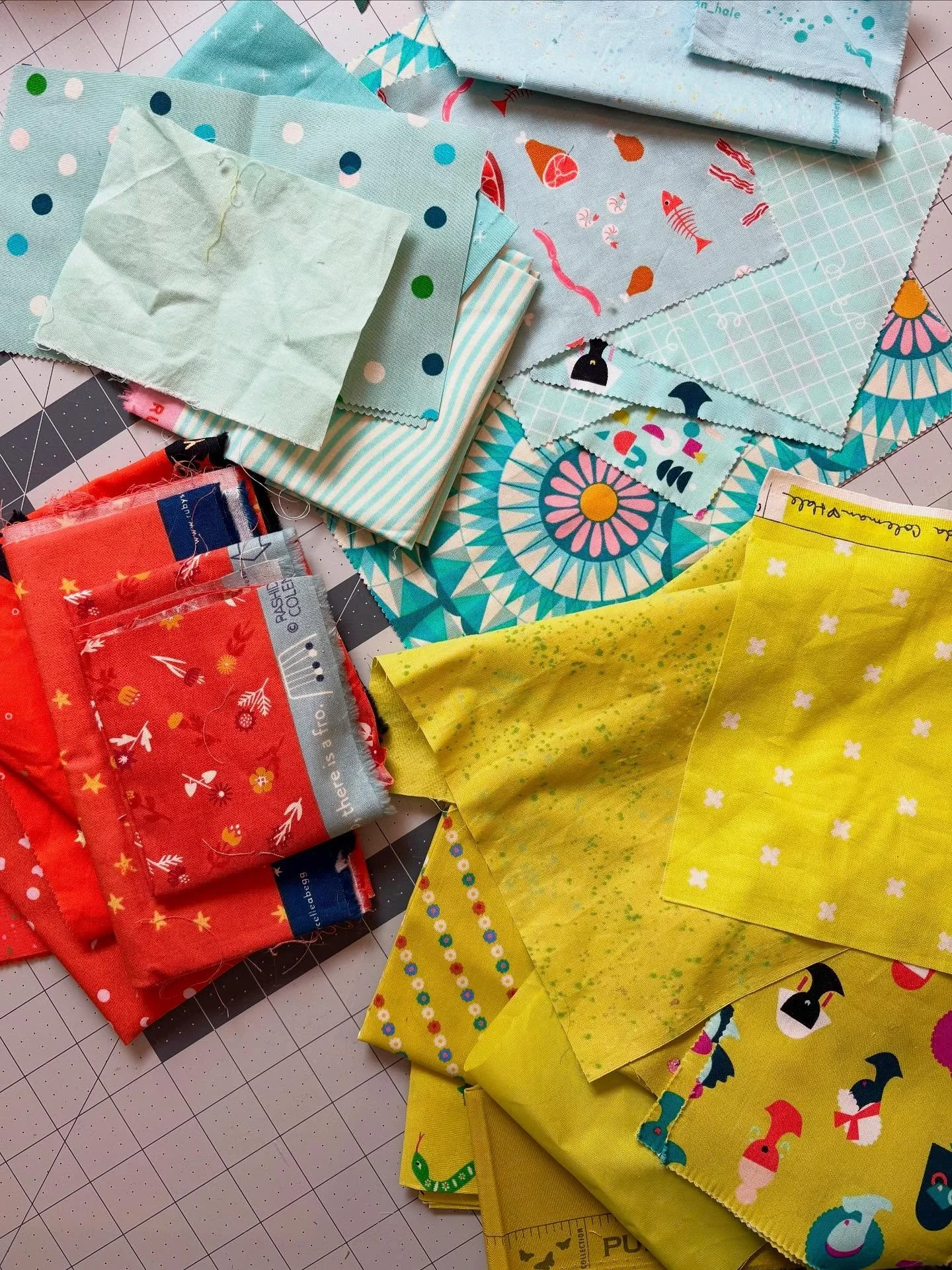 This pile of scraps has been sitting on my cutting table for a few days, begging for my attention. Life outside of my sewing room has been pretty full so it&rsquo;ll have to keep waiting 🥹 

#modernquilting 
#prettyfabrics