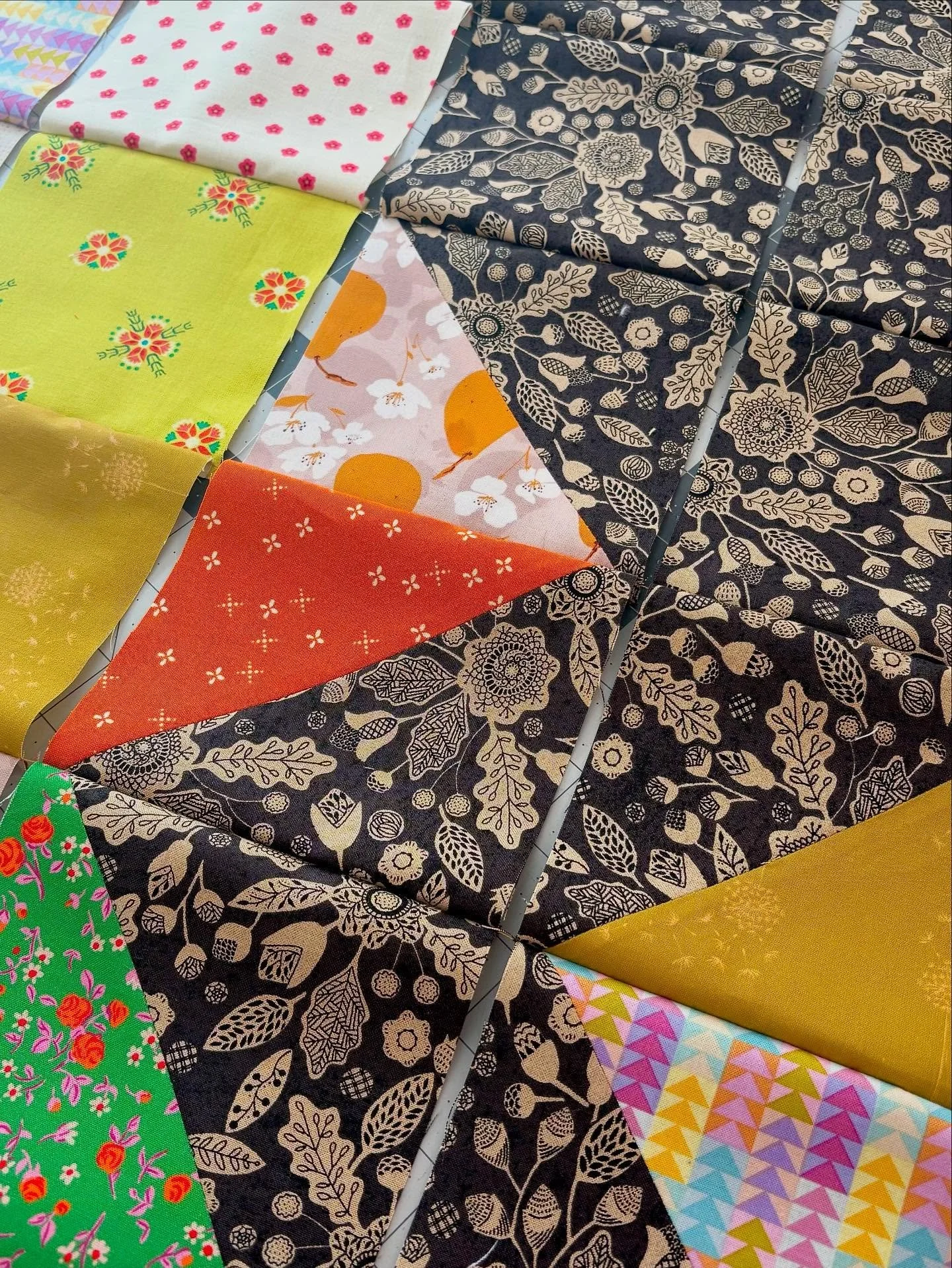 Question for you: does a pattern need to explain chain piecing? 🕷️🕸️

I&rsquo;m making so much progress on my tests of the Block Widow quilt  Chain piecing seems too appropriate for this spider themed quilt 😆.

#blockwidowquilt 
#modernhalloweenqu