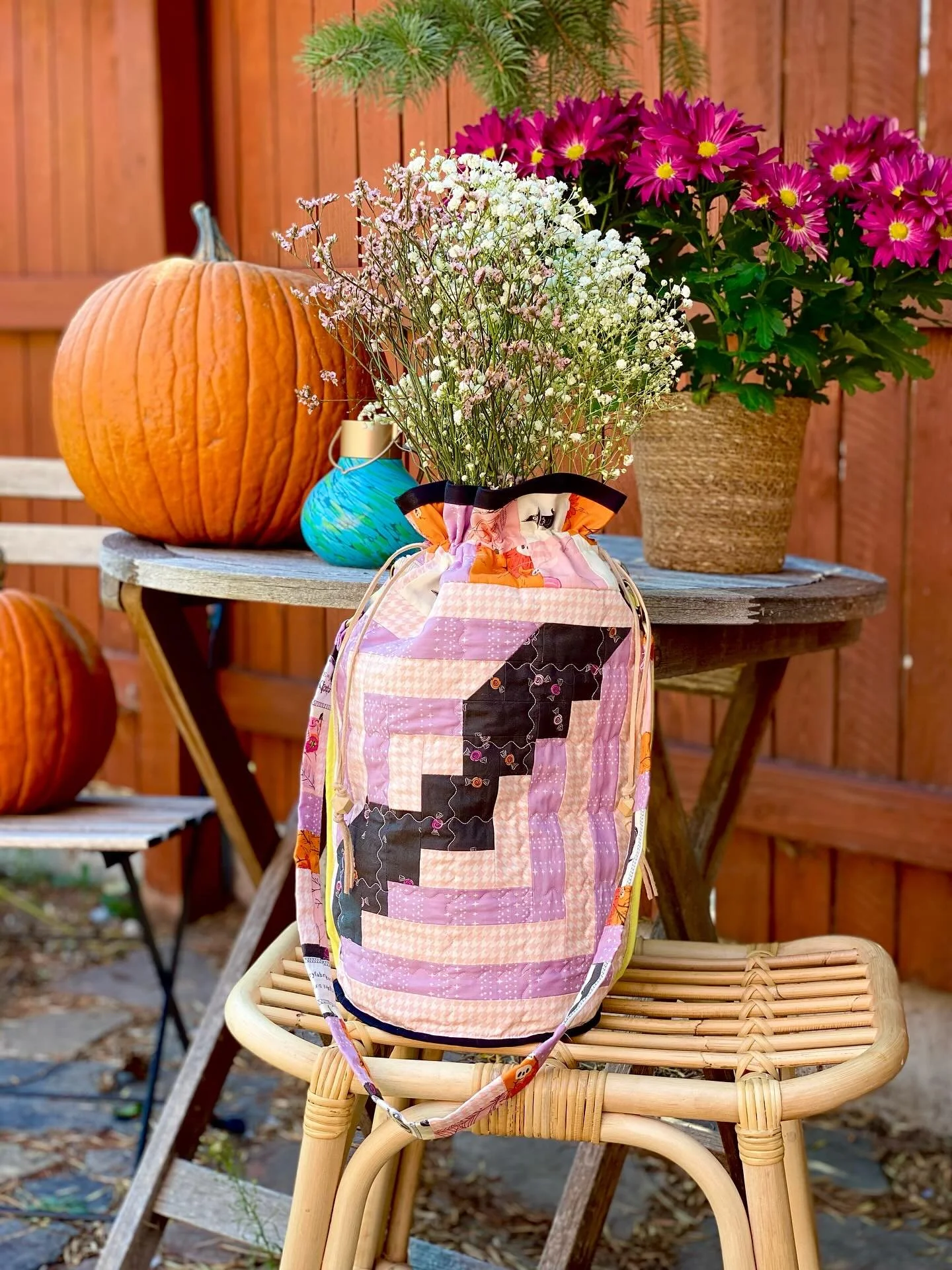 Have you seen? The Nocturna block pattern from @prairiequiltco is on sale! I turned mine into a drawstring bag, but it also stitches up into the most boo-tiful, battiest Halloween quilt! I love the alternating stripes in the background patchwork. If 