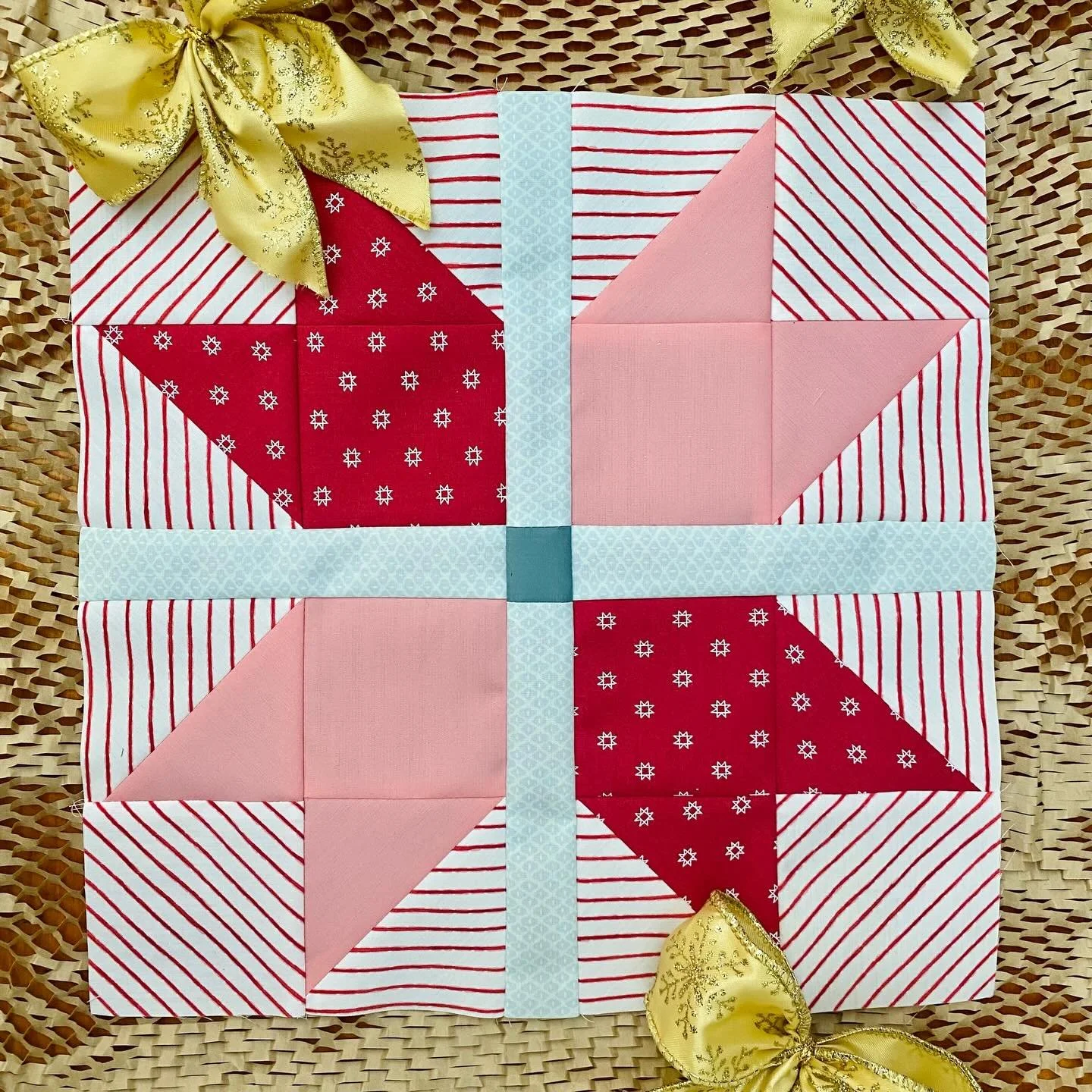 Who thinks we&rsquo;ll see a 🎀bow🎀 show up among this year&rsquo;s Quiltmas blocks 🙋🏽&zwj;♀️??? 

This Quiltmas Spectacular block was designed by Emily of @peachandhoneystudio in 2023. By using the four-at-a-time HST method, you can come up with 