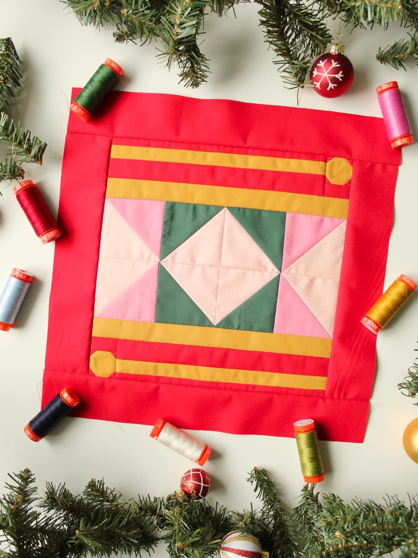 🥁Pa rum pum pum pum 🥁

On the third day of the Quiltmas Spectacular, Quiltmas Elf Amanda of @broadclothstudio brings us the Drumroll quilt block!

I just love how @3rdstoryworkshop used her #agfpuresolids for this first block! This red is too perfe