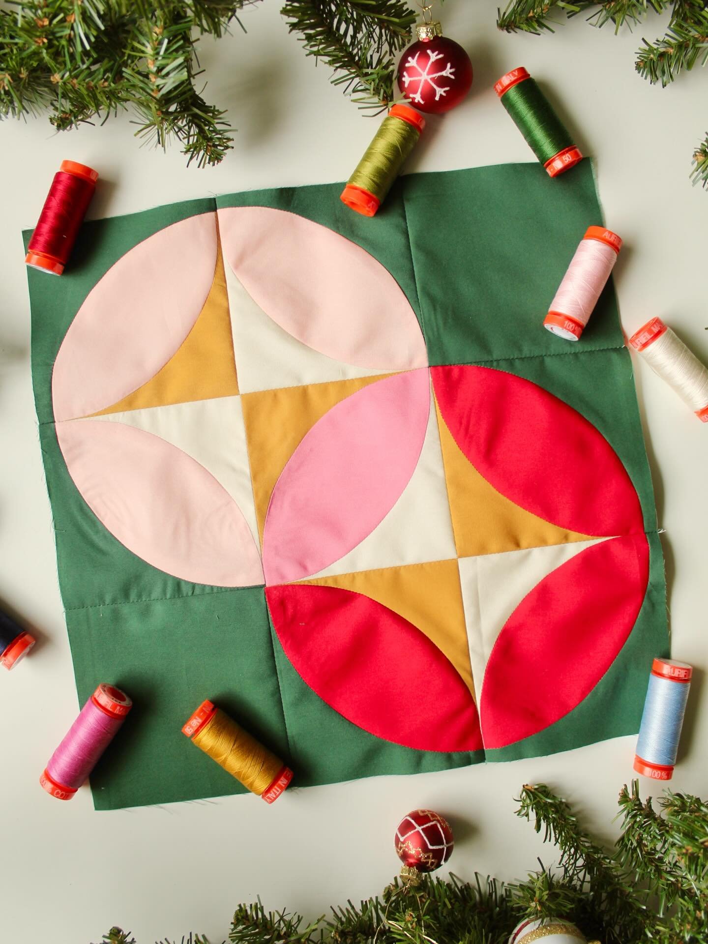 On the fourth day of Quiltmas&hellip; Andrea from @3rdstoryworkshop has given us the Holiday Zest Quilt block! 

Citrus takes on a whole new level of importance in my life during the winter months! It&rsquo;s a touch of sunshine when the days are sho