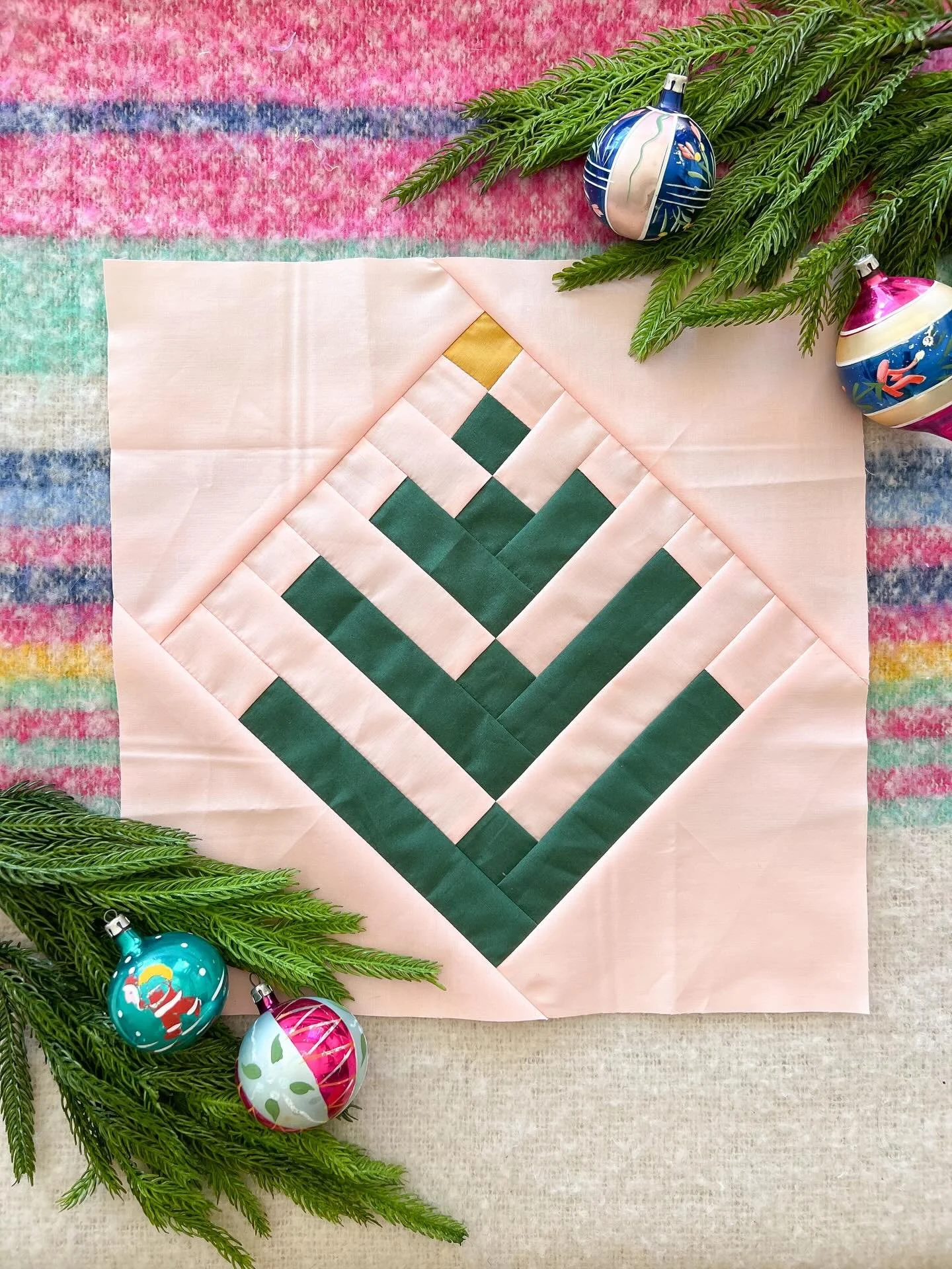 On the 7th day of the Quiltmas Spectacular Quiltmas Elf Amanda from @prairiequiltco gives us the Folk Tree block! It&rsquo;s classy, it&rsquo;s classic, and it&rsquo;s so very Amanda!

Swipe to see other festive version from @lynsavenue and @zahmco -