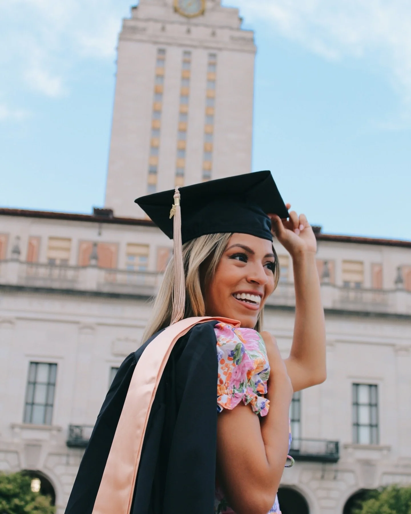 5.26.2022 - Nicole

Nicole was a UT graduate, Class of 2022. We worked at the same company and I had the pleasure of taking her grad photos. She&rsquo;s so sweet, stunning, and def had some great fashion sense. 

#chicago #chicagophotographer #chicag