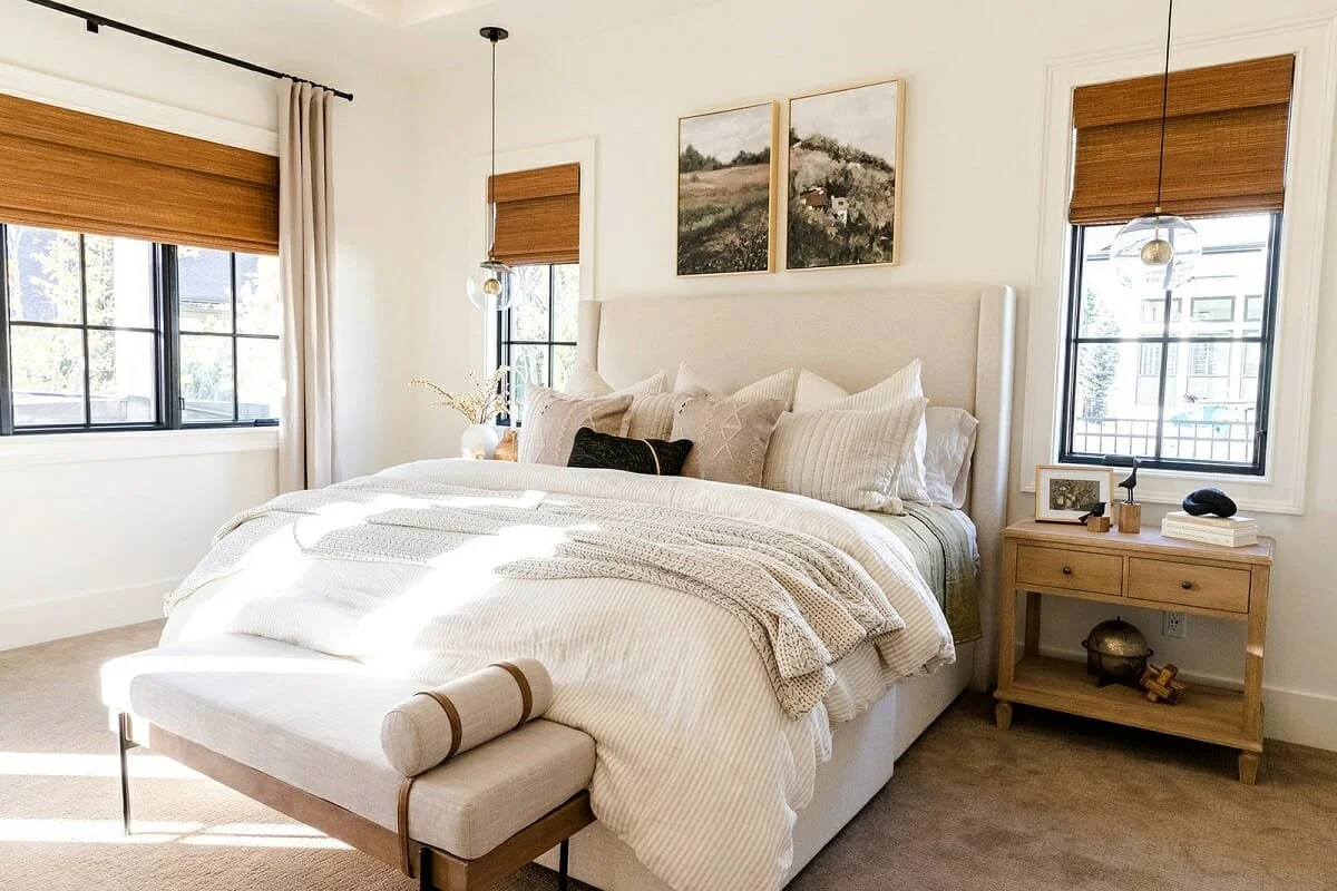 Neat-organization-for-a-bedroom-with-a-cozy-cabin-interior-design.jpg