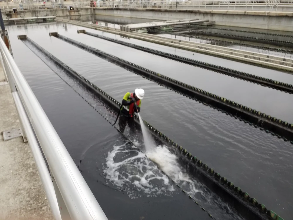 MT_spraying algae_SAT WWTP.jpg