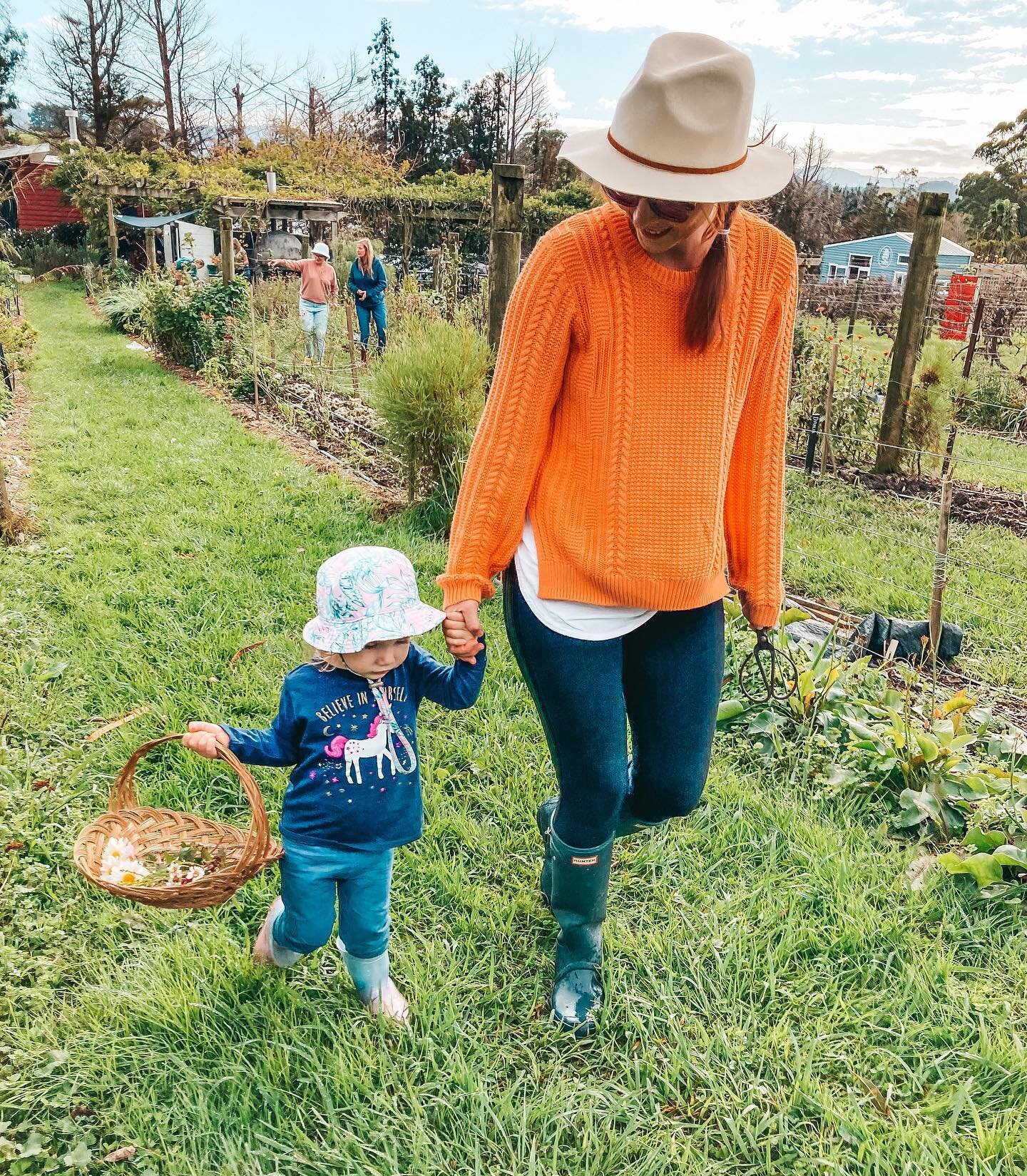 Another cute pic from Mother&rsquo;s Day 🧡🧡🧡

🌿#pickyourownflowersnz 
#pickyourownflowers #mothersdaynz #youpickflowers #pickyourownherbs #grownnotflown #slowblooms #slowflowers #slowflowersnz #permaculture #flowergrowersaotearoa #permaculturegar