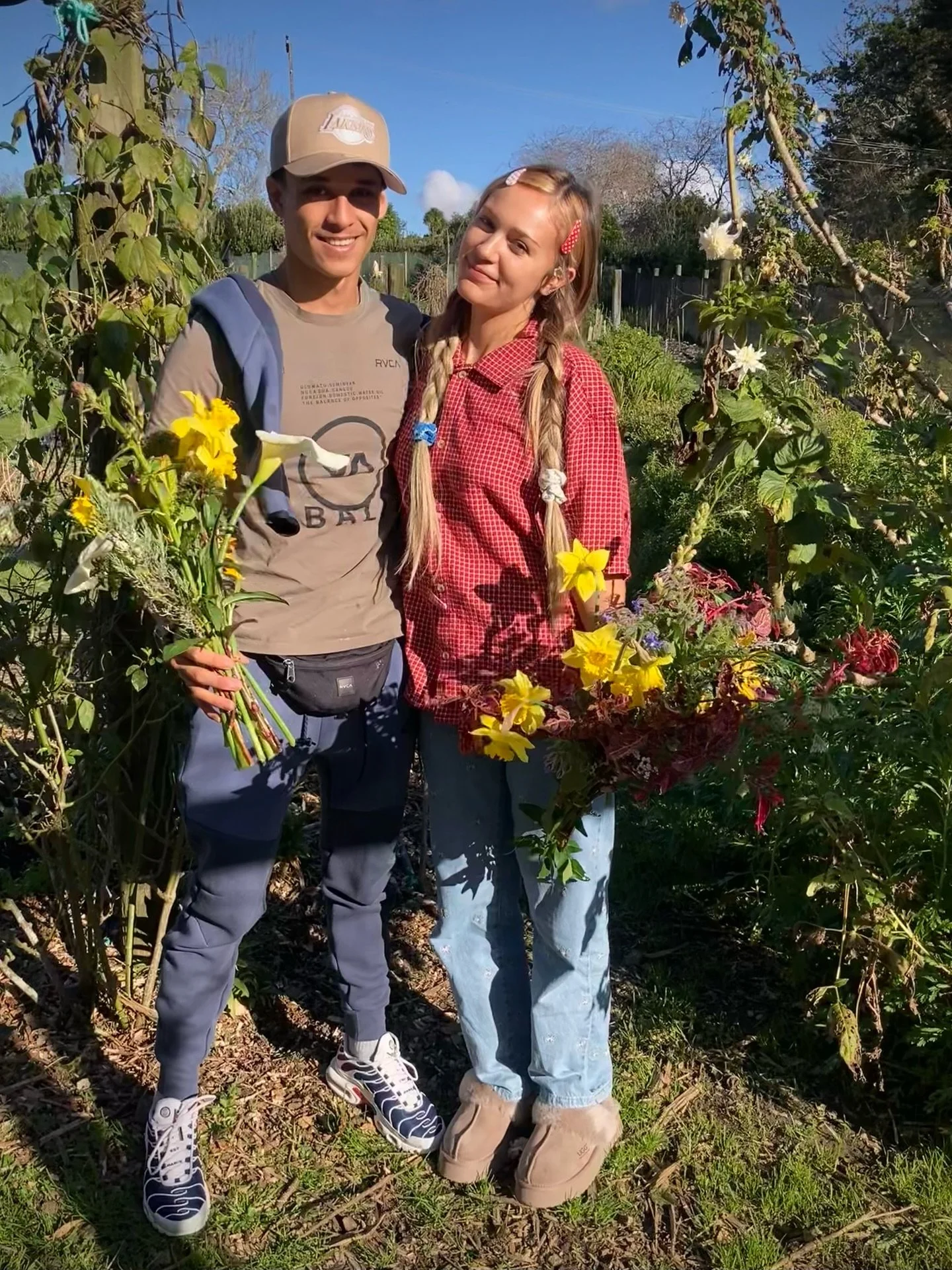 This lovely couple picked a kg of flowers today 💐 💐💐 

🌿#pickyourownflowersnz 
#pickyourownflowers #youpickflowers #pickyourownherbs #grownnotflown #slowblooms #slowflowers #slowflowersnz #permaculture #flowergrowersaotearoa #permaculturegarden #