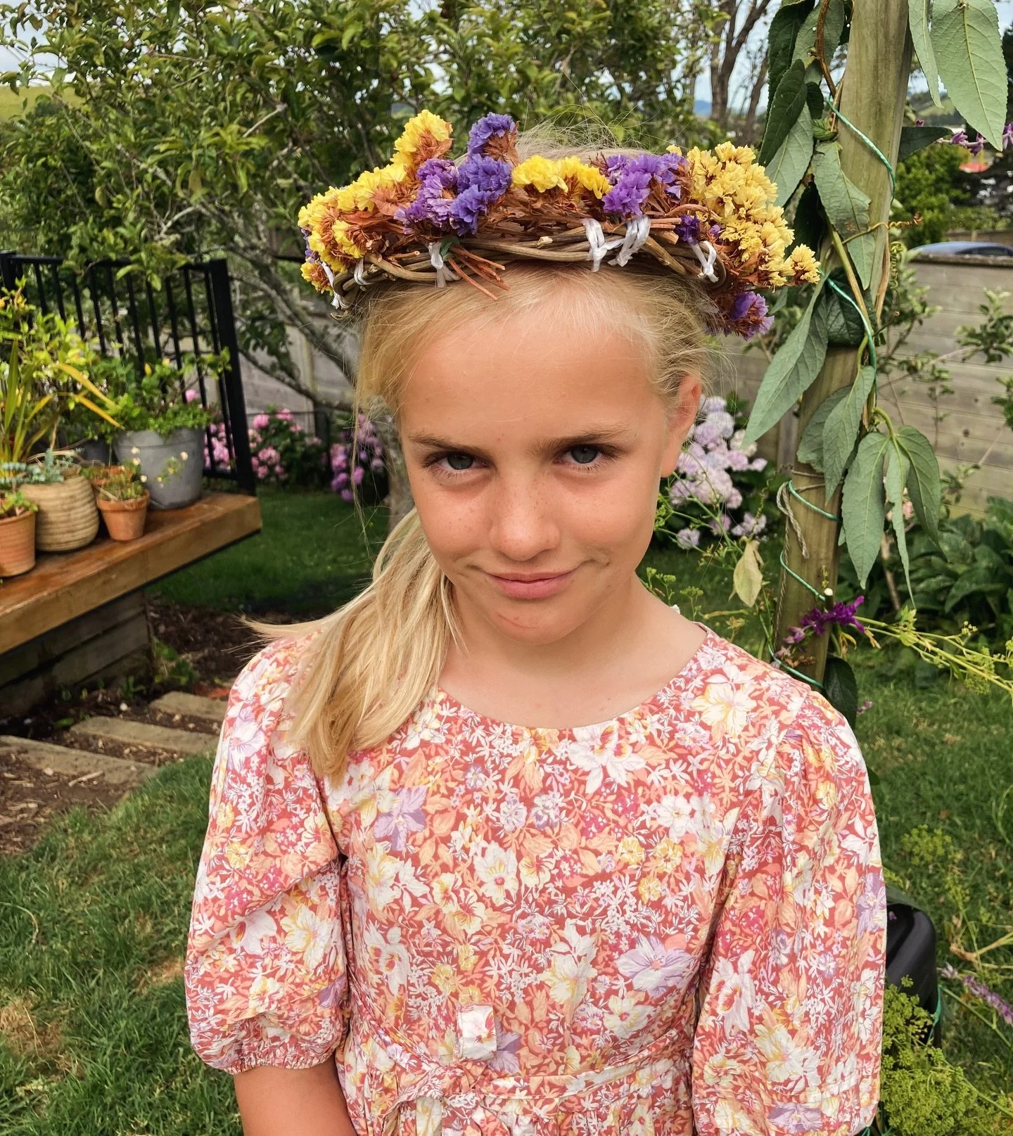 A delayed happy midsummers greeting from Rio who made her own flower wreath with dried statice from the garden 💜💛