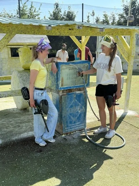 Speilfeld_Village_Tankstelle_als_deckung_mädels.JPG