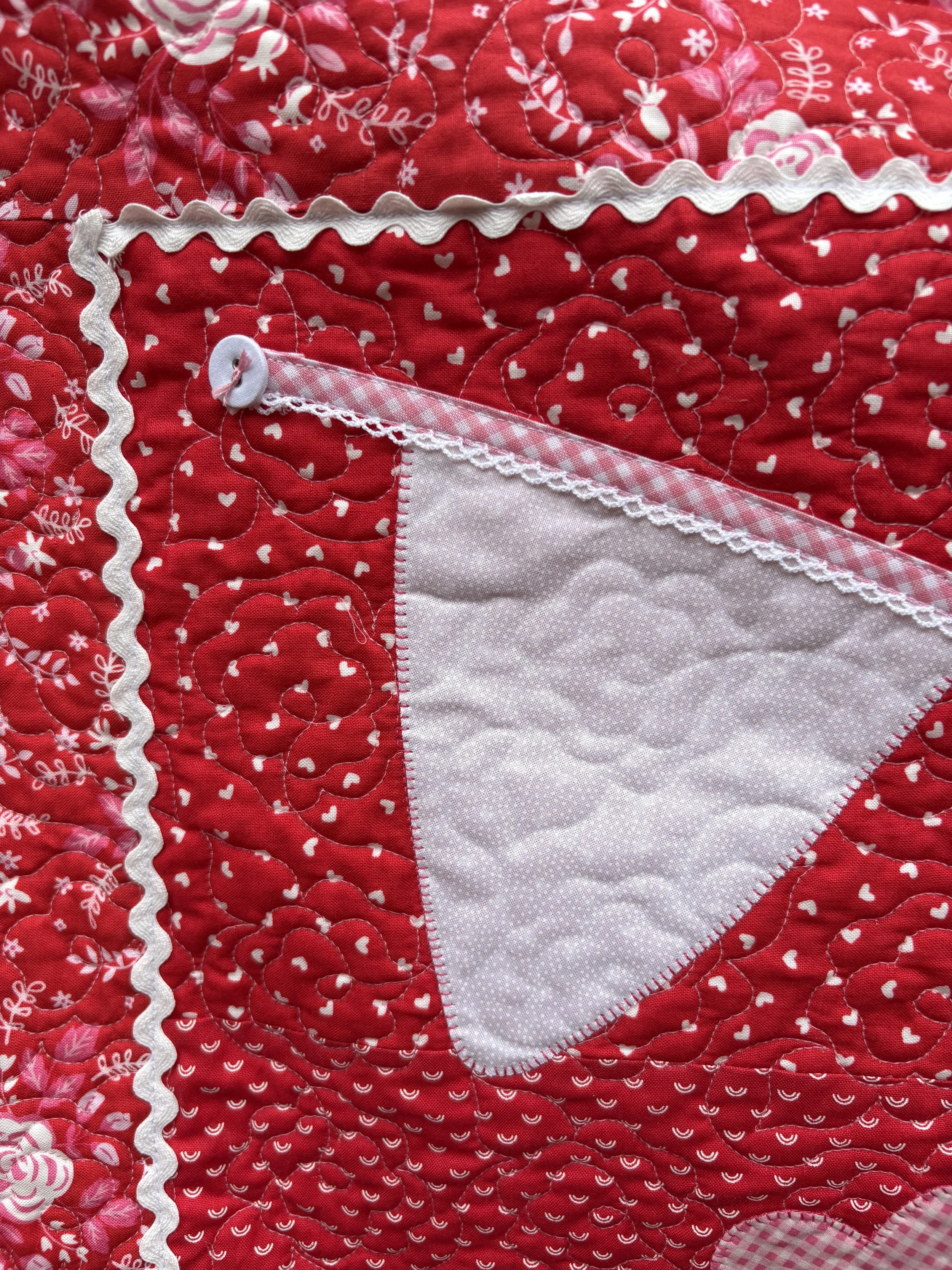 red bunting quilt close up.jpg