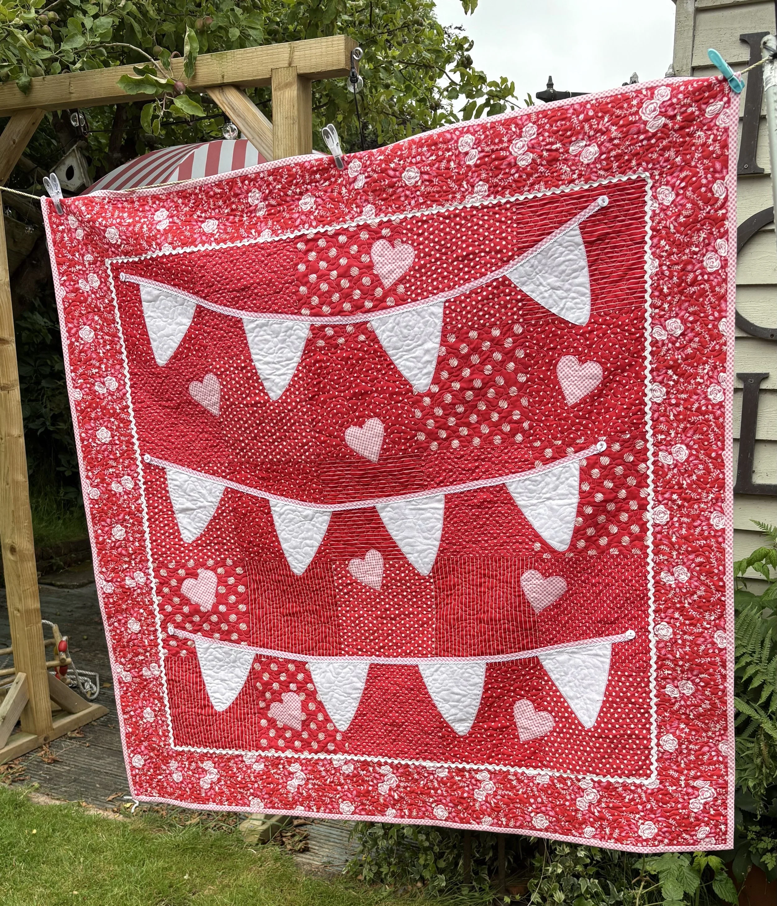 red bunting quilt.jpg