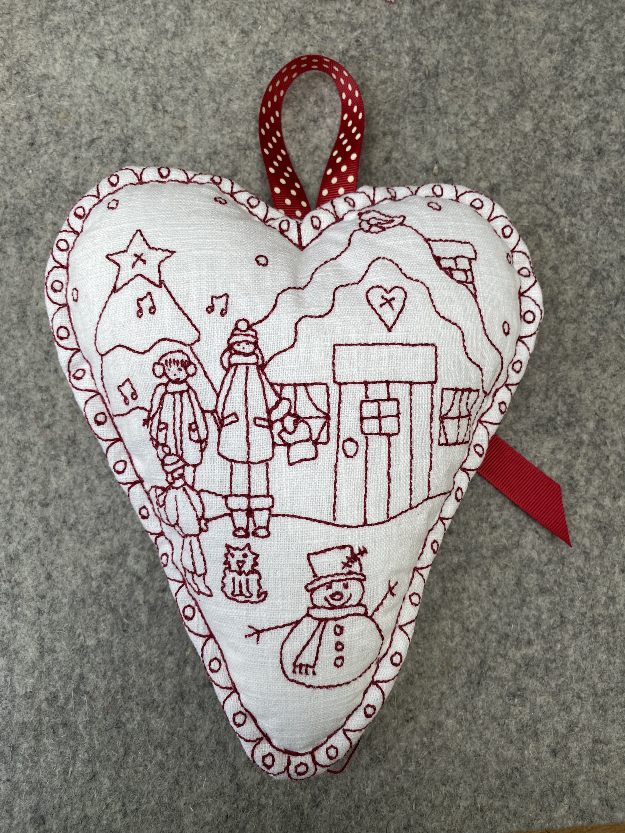 Carol Singers Hanging Heart Pattern