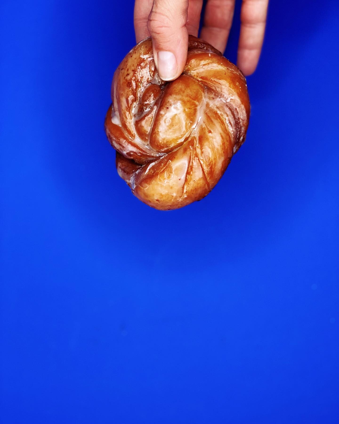 CINNAMON SWIRL DOUGHNUTS
Jeg beh&oslash;ver n&aelig;sten ikke g&aring; i detaljer her, titlen beskriver hvad det var du ikke vidste du gik og dr&oslash;mte om. Og det ER s&aring; l&aelig;kkert som det lyder!
Jeg tillader mig hermed at kalde det en ge