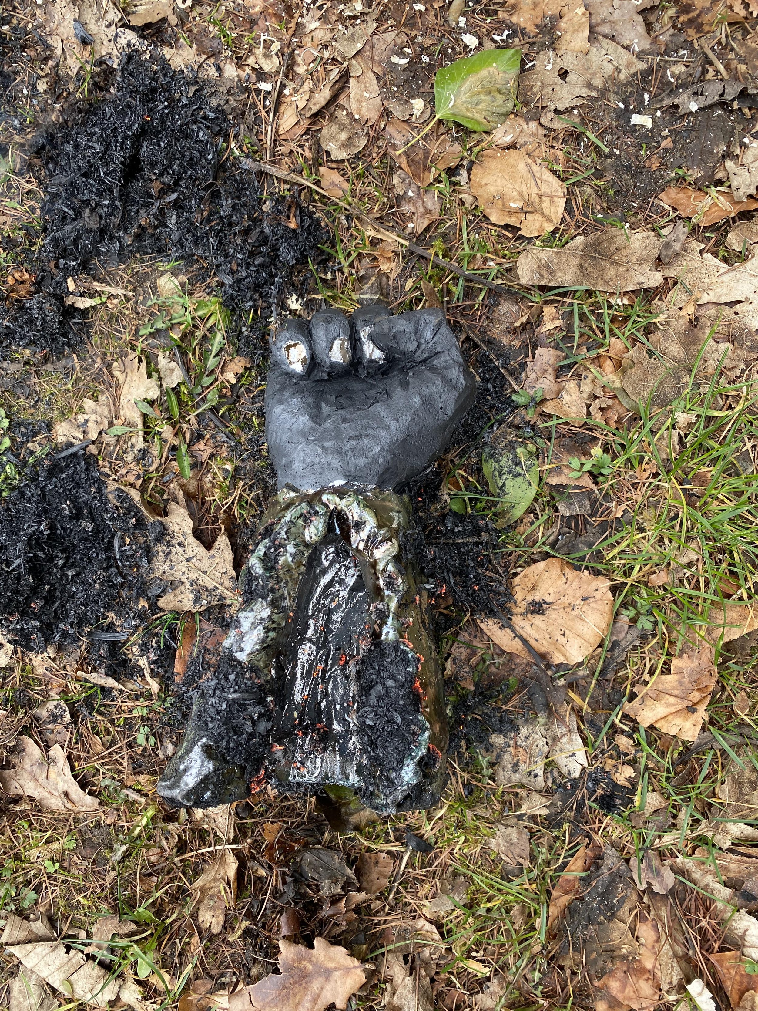 raku knytnæven i græsset 346144746_223369533788593_6525248390413644417_n.jpg