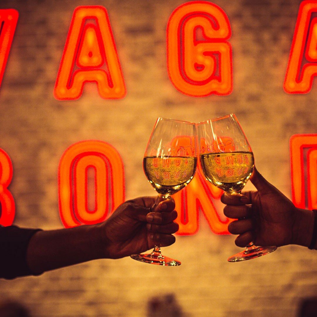 Pop in to Vagabond for a glass of wine in Heathrow Terminal 5! 🍷
@vagabondwines @heathrow_airport

〰️

photos: @vagabondwines
contractor: P&amp;A Shopfitting @ pashopfitting.co.uk
kitchen: Airedale @ airedale-group.co.uk
lighting: @into_lighting
til