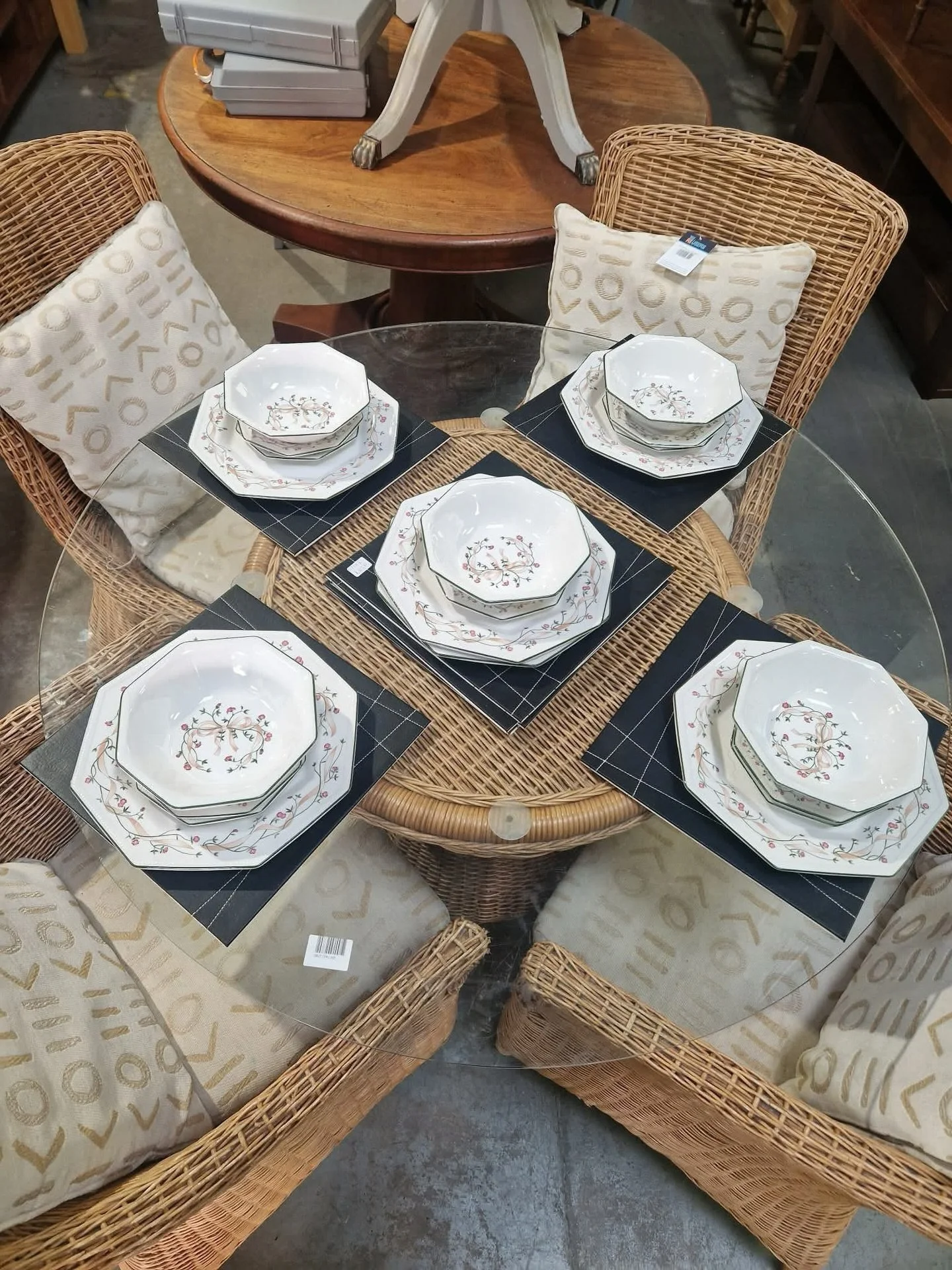 📢 ITEM OF THE WEEK📢 

This week&rsquo;s IOTW is this table and 4 chairs, including cushions
Table and chairs are in good condition, with some usage wear (as seen in the pictures).

Priced at &pound;95

We also offer a delivery service or visit us i