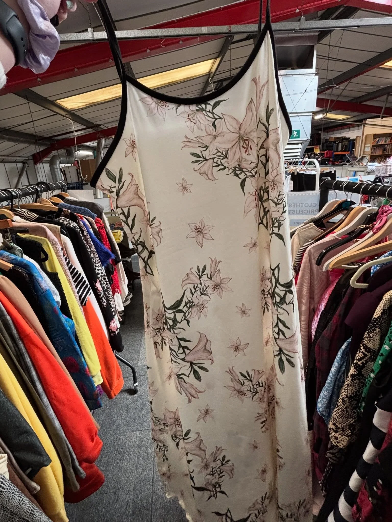 See how we styled one dress, 3 different ways 💫

Just &pound;3 for this dress, that can create 4 outfits - now that&rsquo;s a bargain 😁

#prelovedclothes #stylingtips #charityshop #birmingham