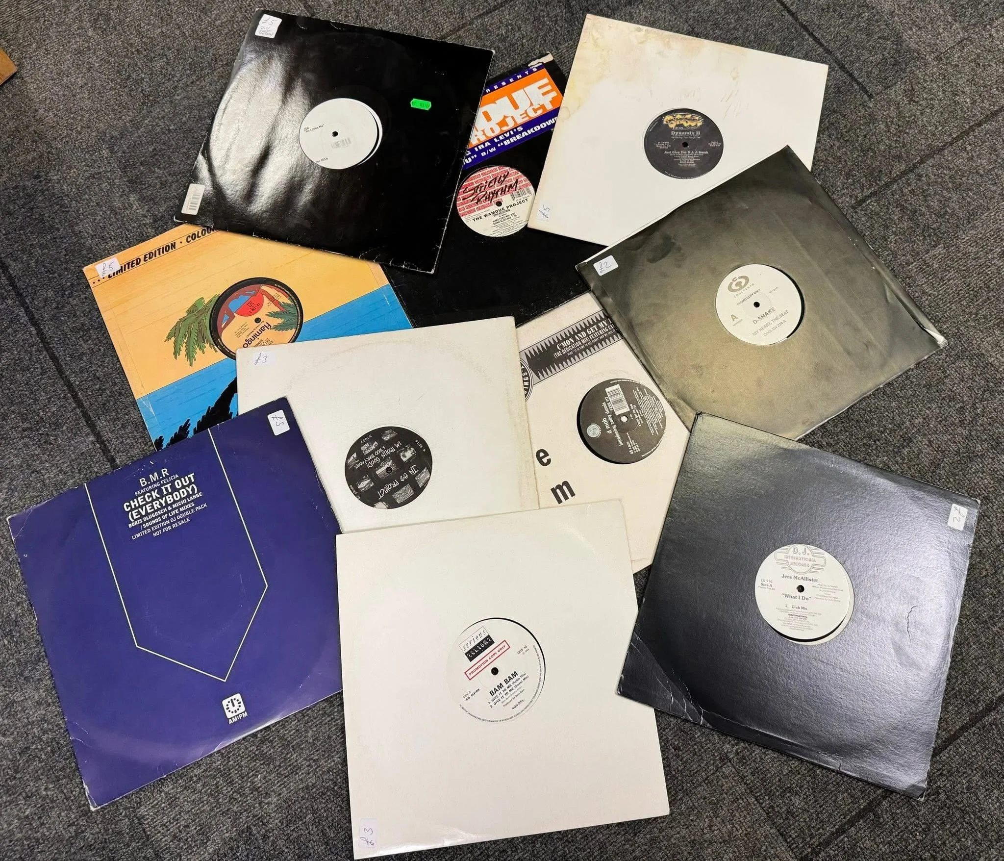 ⭐️Just in donated⭐️

A large collection of 1990s dance music
12-inch vinyl records 

&bull; Featuring artists such as Jill Scott Heron, DJ Sneak, Wamdue Project, D Mob, Dynamix II, and many more, 

This is a fantastic opportunity to add some true dan