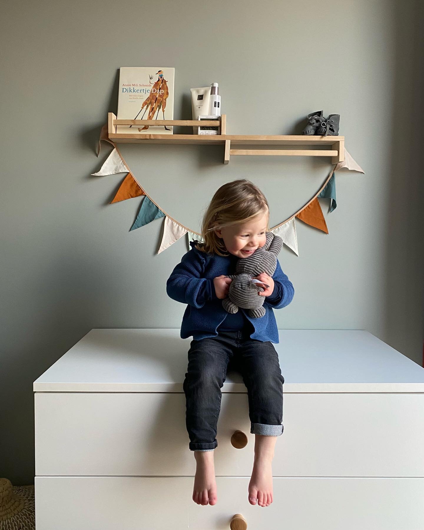 I&rsquo;m not the only one who&rsquo;s happy with the new colour in the nursery. 

#interiorinspiration #babyroomideas #nursery #nurserydecor #kidsdecor #babyroom #farrowandballlightblue #farrowandball #babykamer #babykamerinspiratie #babykamerdecora