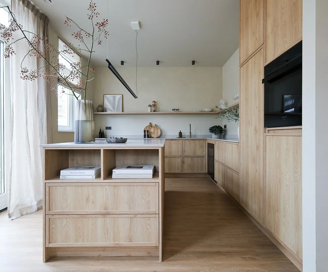 De keuken | Minimalistisch in vorm maar warm in de beleving. Strakke lijnen, natuurlijke materialen en subtiele details zorgen voor een tijdloos ontwerp.  Op maat gemaakt door Nijhof Interieurmakers 

#interiordesign #interieuradvies #interieurontwer