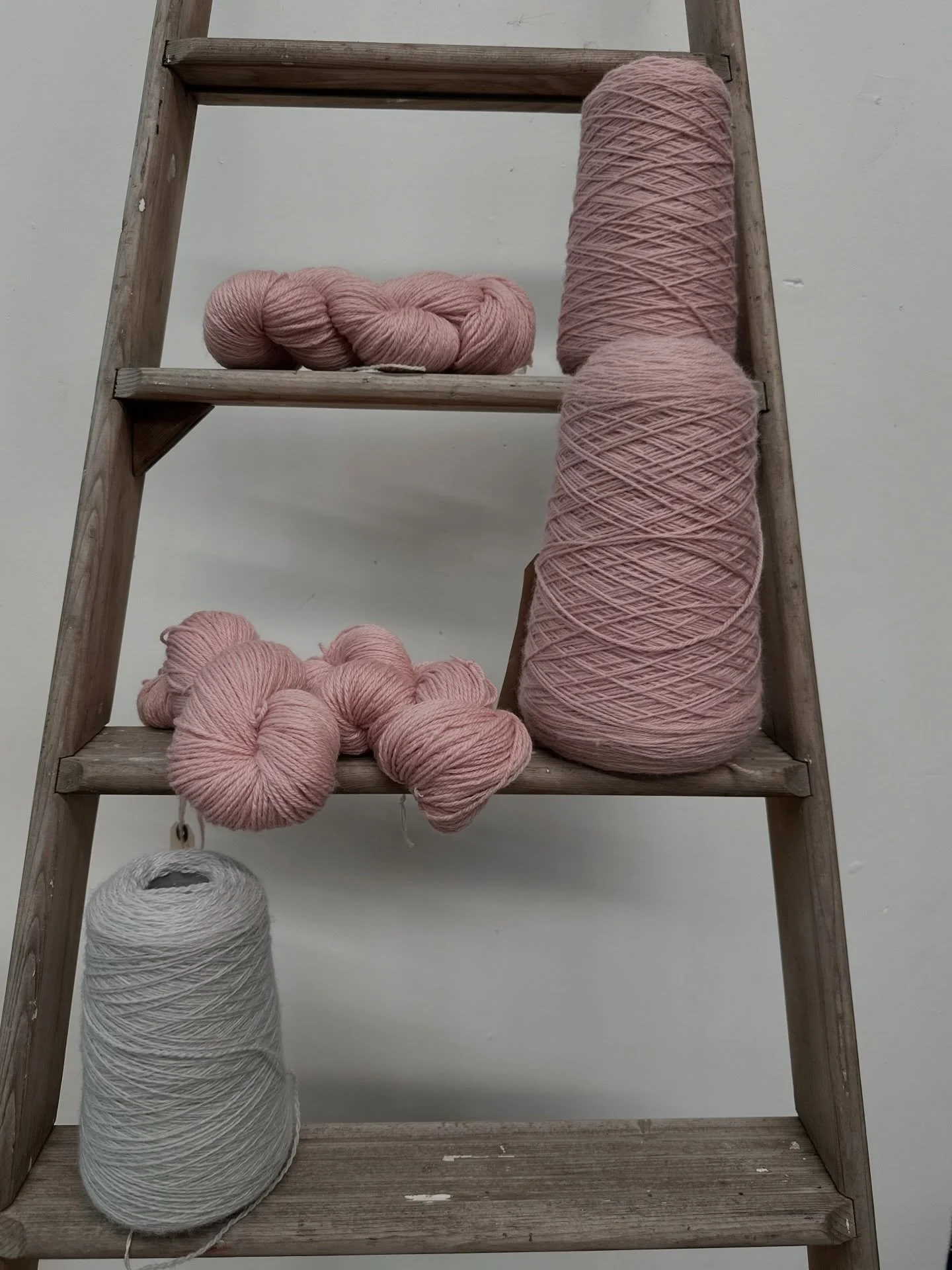 Phoooophhhh what a day. The sun shone we didn&rsquo;t freeze and lots of wool exchanged hands 🧶🏴󠁧󠁢󠁷󠁬󠁳󠁿🐑🧡 See you tomorrow 😉🥳 @wonderwoolwales #cambrianwool #wonderwool #welshwool