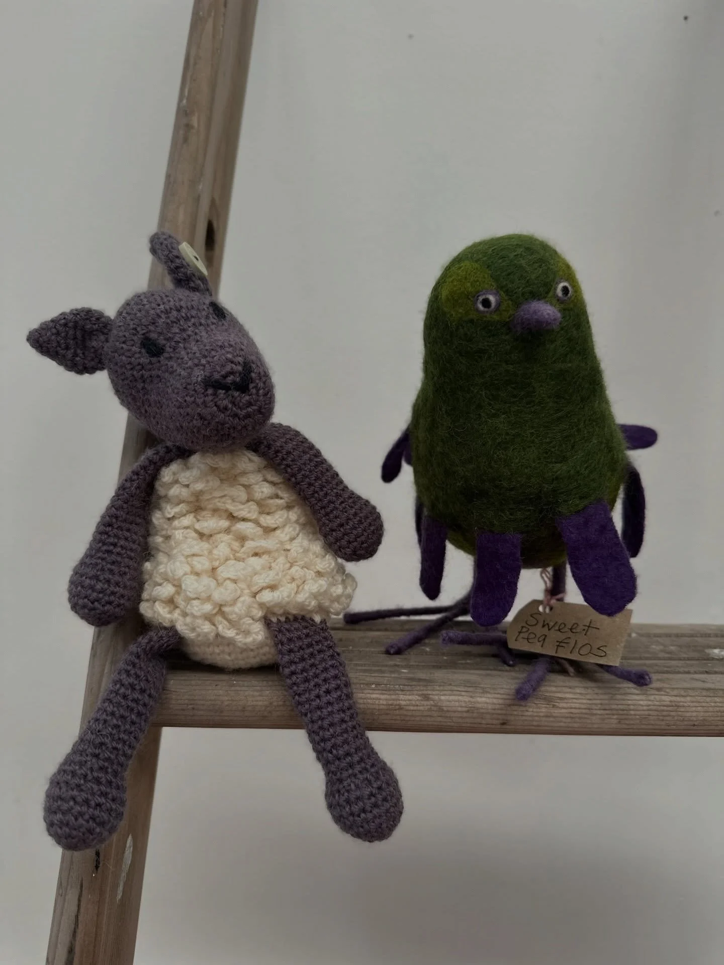 Day two. @wonderwoolwales Cambrian wool stand R3 Hall 2 🥳🏴󠁧󠁢󠁷󠁬󠁳󠁿🐑🐑🏴󠁧󠁢󠁷󠁬󠁳󠁿🧶🧡🏴󠁧󠁢󠁷󠁬󠁳󠁿#cambrianwool #welshwool #wonderwoolwales sheep @grannycanmakethis Quirky bird @ruthelizabethpackham