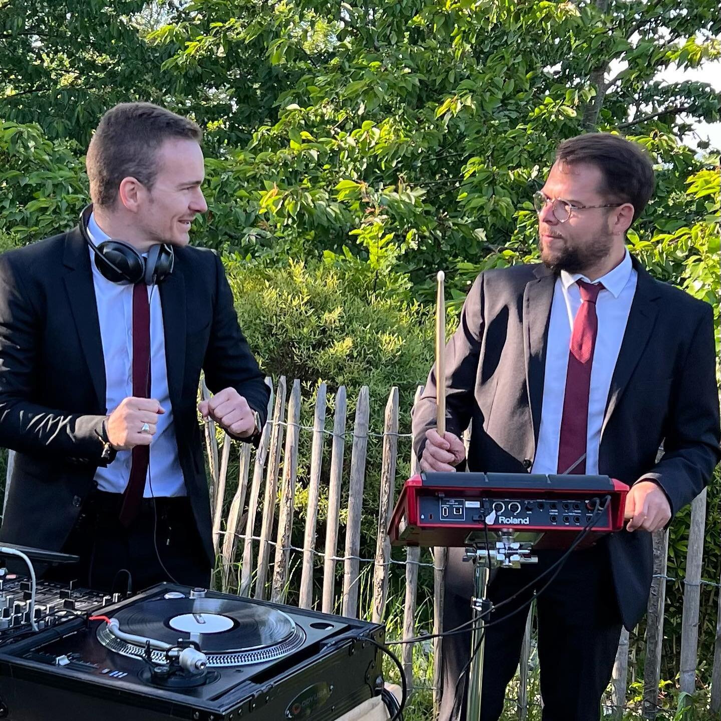 💿 Les platines vinyles en ext&eacute;rieur pour les vins d&rsquo;honneur ! Accompagn&eacute; par des percussions &hellip; 
Une activit&eacute; qui surprendra vos convives et embellira votre mariage 

#vinyls #wedding #drums #cassel #hautsdefrance #v